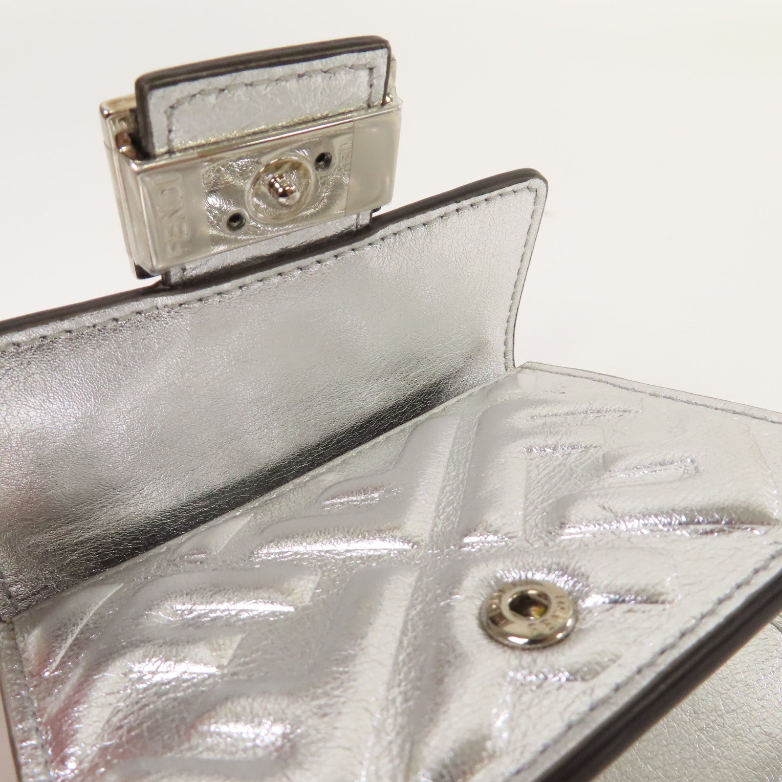 FENDI 皮革Wallet銀扣鈕扣錢包銀色