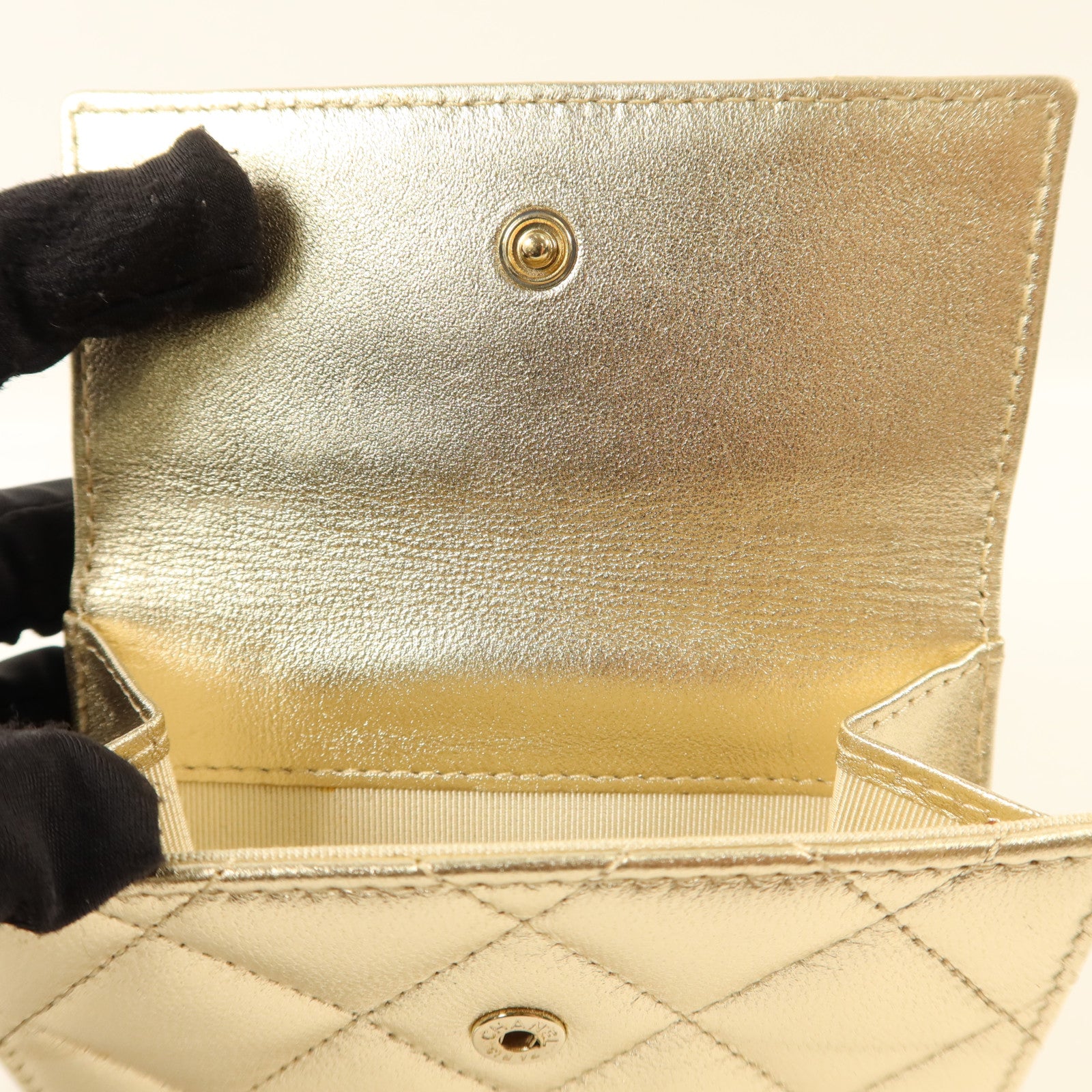 CHANEL 牛皮皮革Bifold Wallet金扣錢包