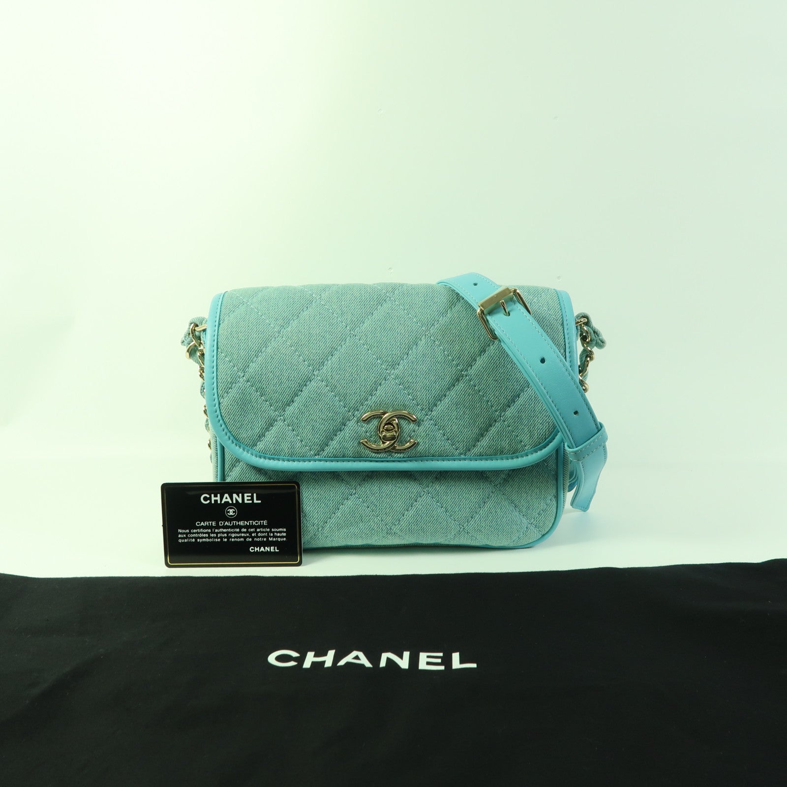 CHANEL 牛仔布料Small Messenger Flap Bag金扣鏈帶肩背袋