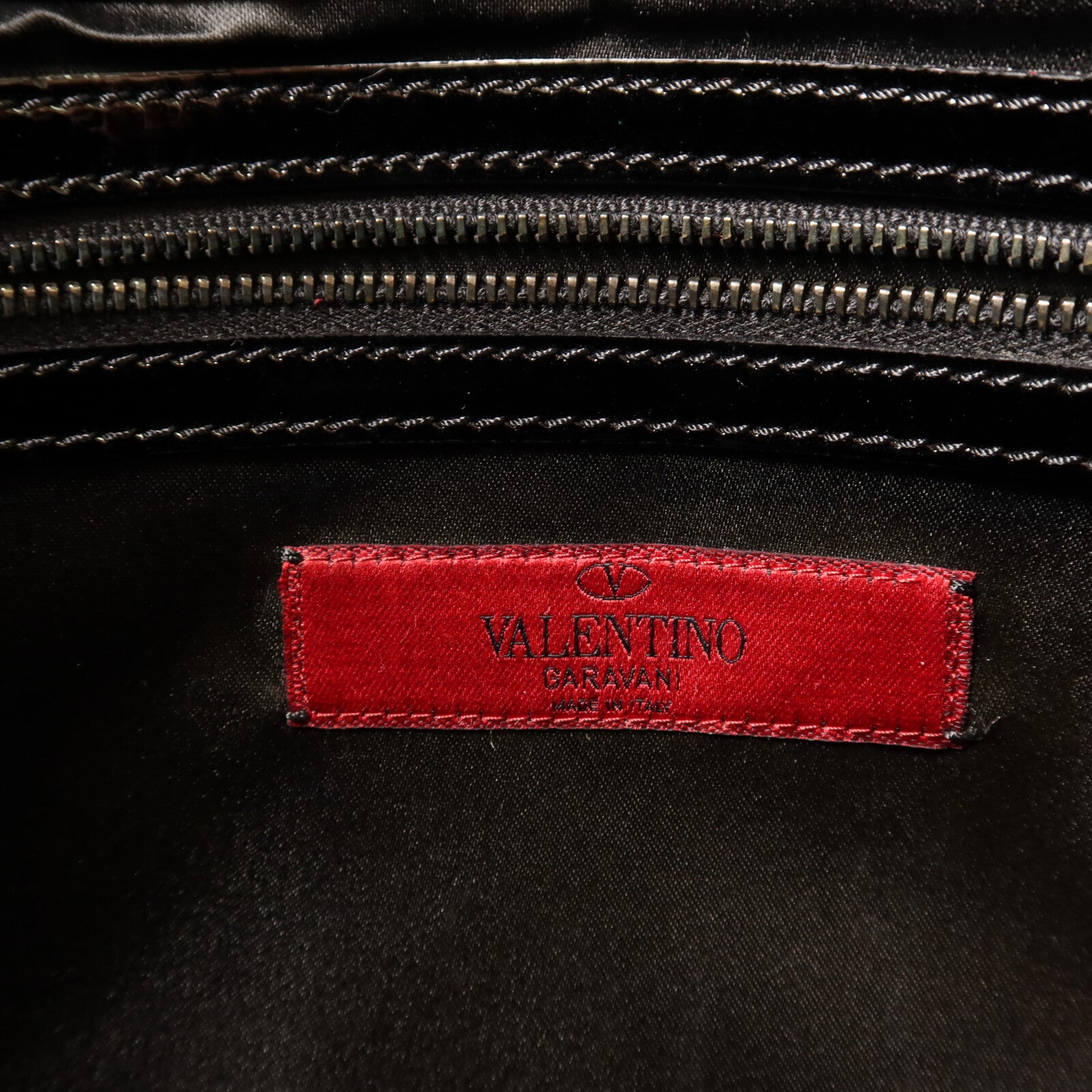 Valentino 漆皮皮革Crystal Catch Satchel銀扣手挽袋