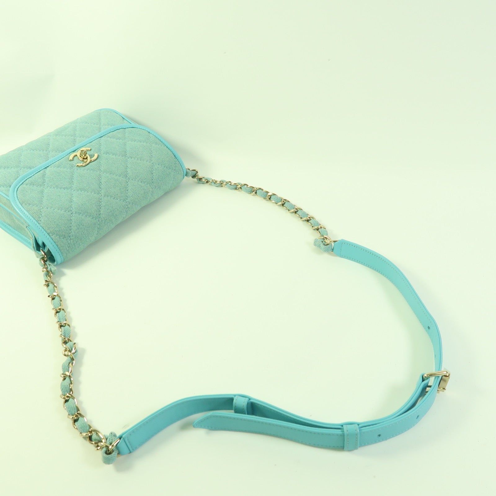 CHANEL 牛仔布料Small Messenger Flap Bag金扣鏈帶肩背袋