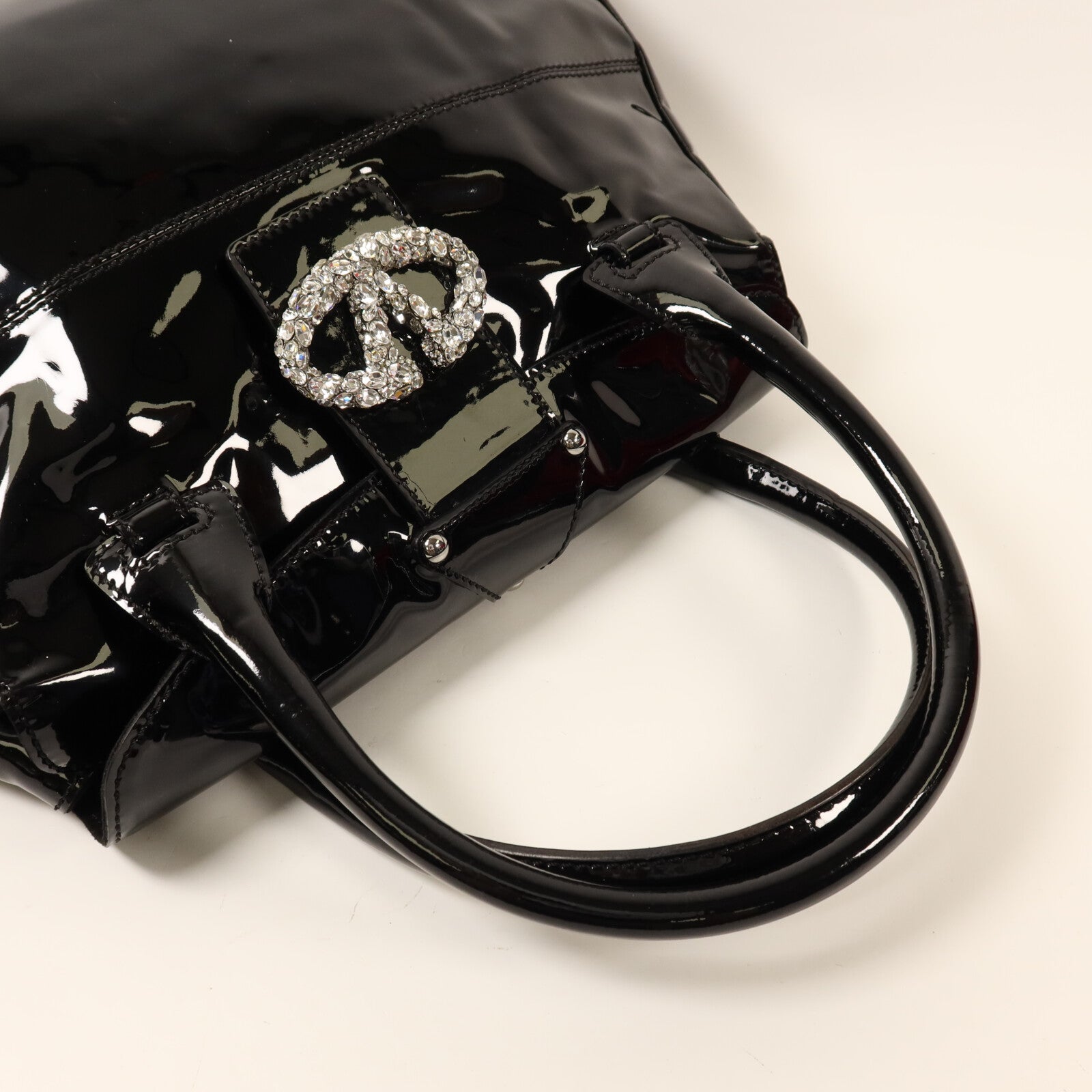 Valentino 漆皮皮革Crystal Catch Satchel銀扣手挽袋