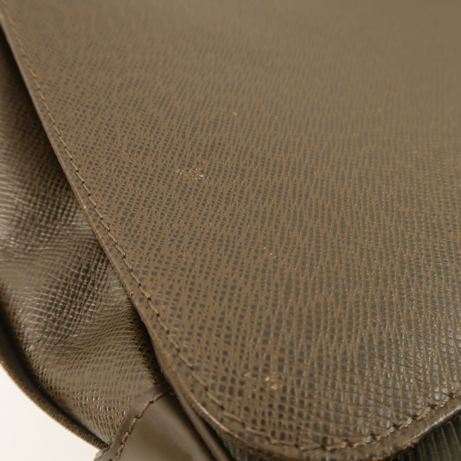 LOUIS VUITTON Taiga Viktor Messenger Bag銀扣肩背袋