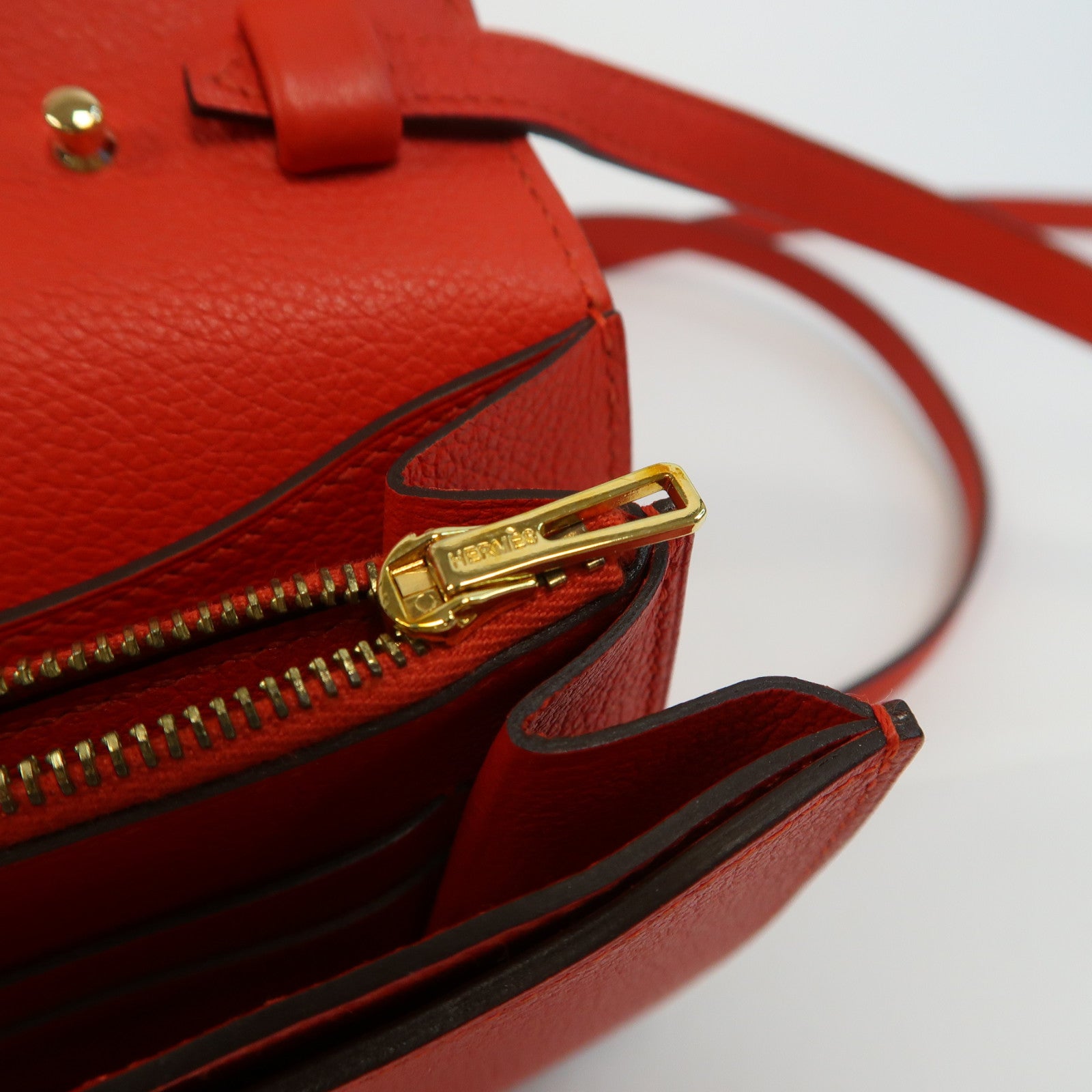 HERMES Evercolor皮革Convoyeur Mini金扣肩背袋Rouge Tomate/紅色