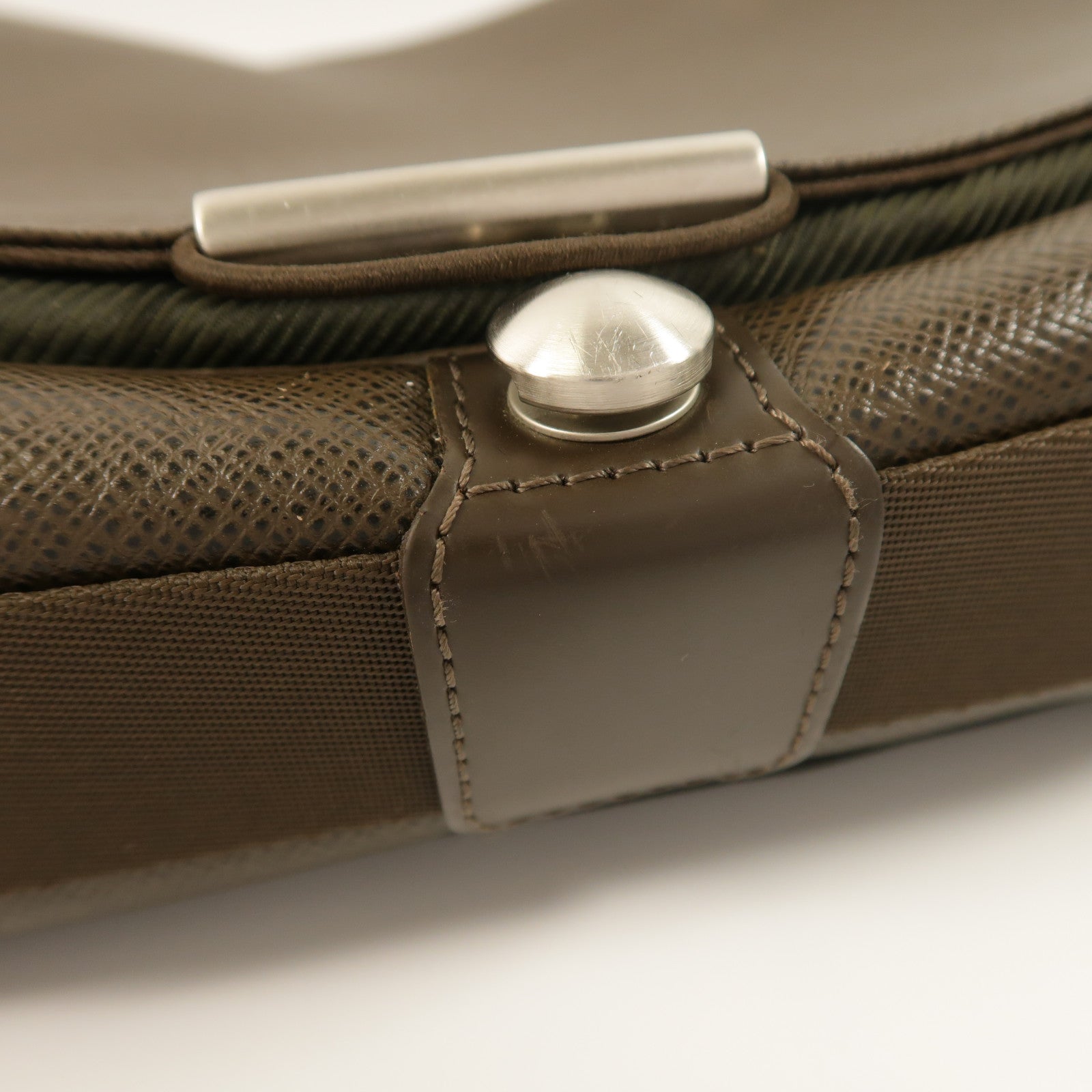 LOUIS VUITTON Taiga Viktor Messenger Bag銀扣肩背袋