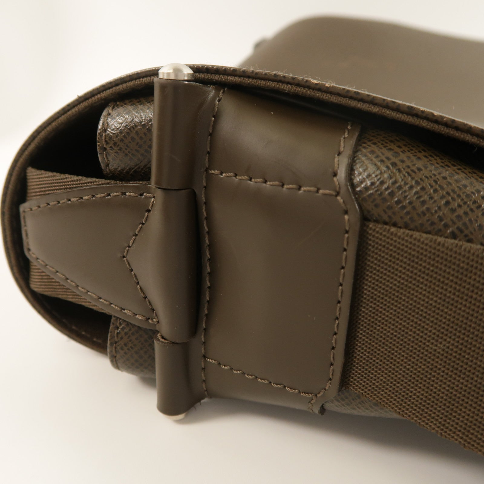 LOUIS VUITTON Taiga Viktor Messenger Bag銀扣肩背袋