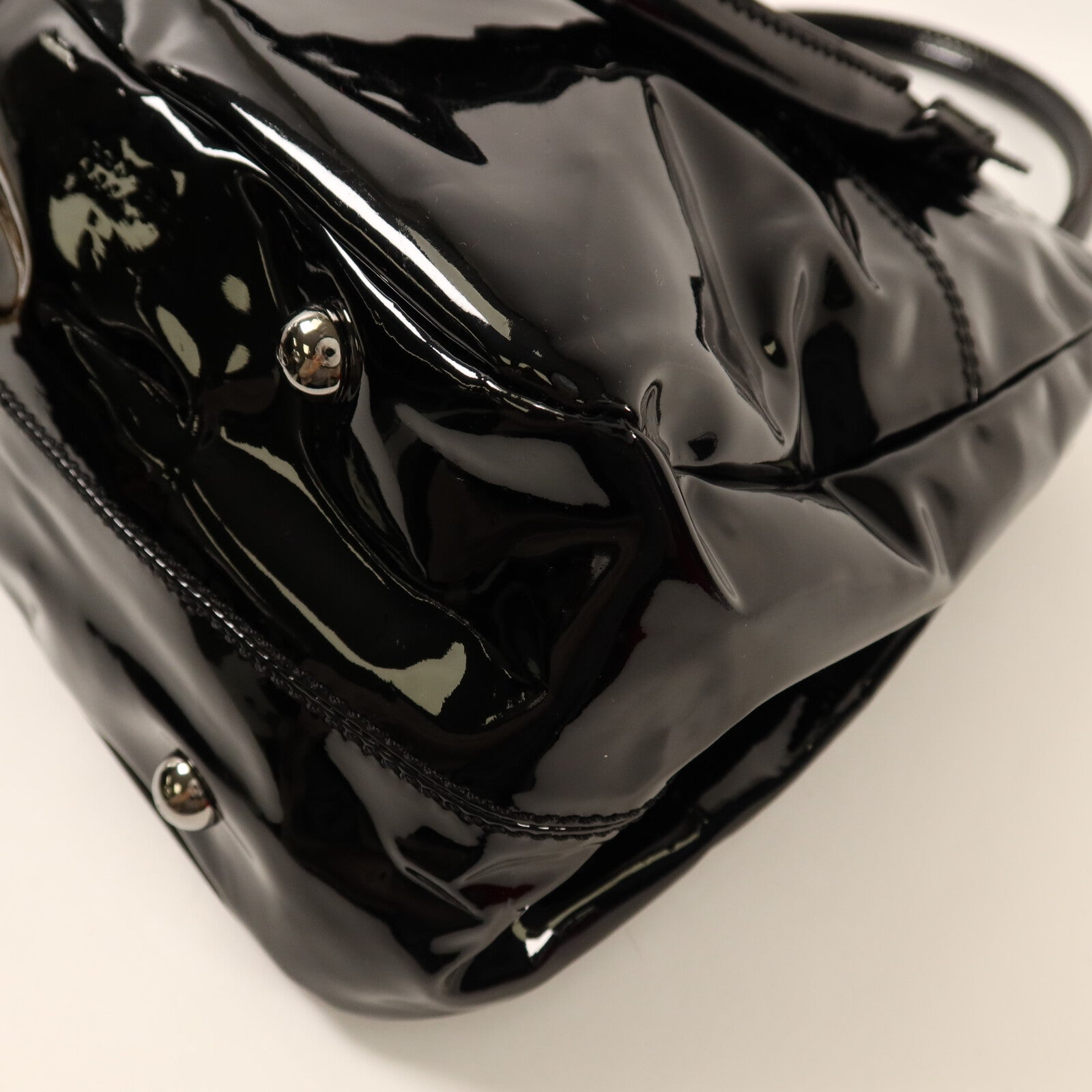 Valentino 漆皮皮革Crystal Catch Satchel銀扣手挽袋
