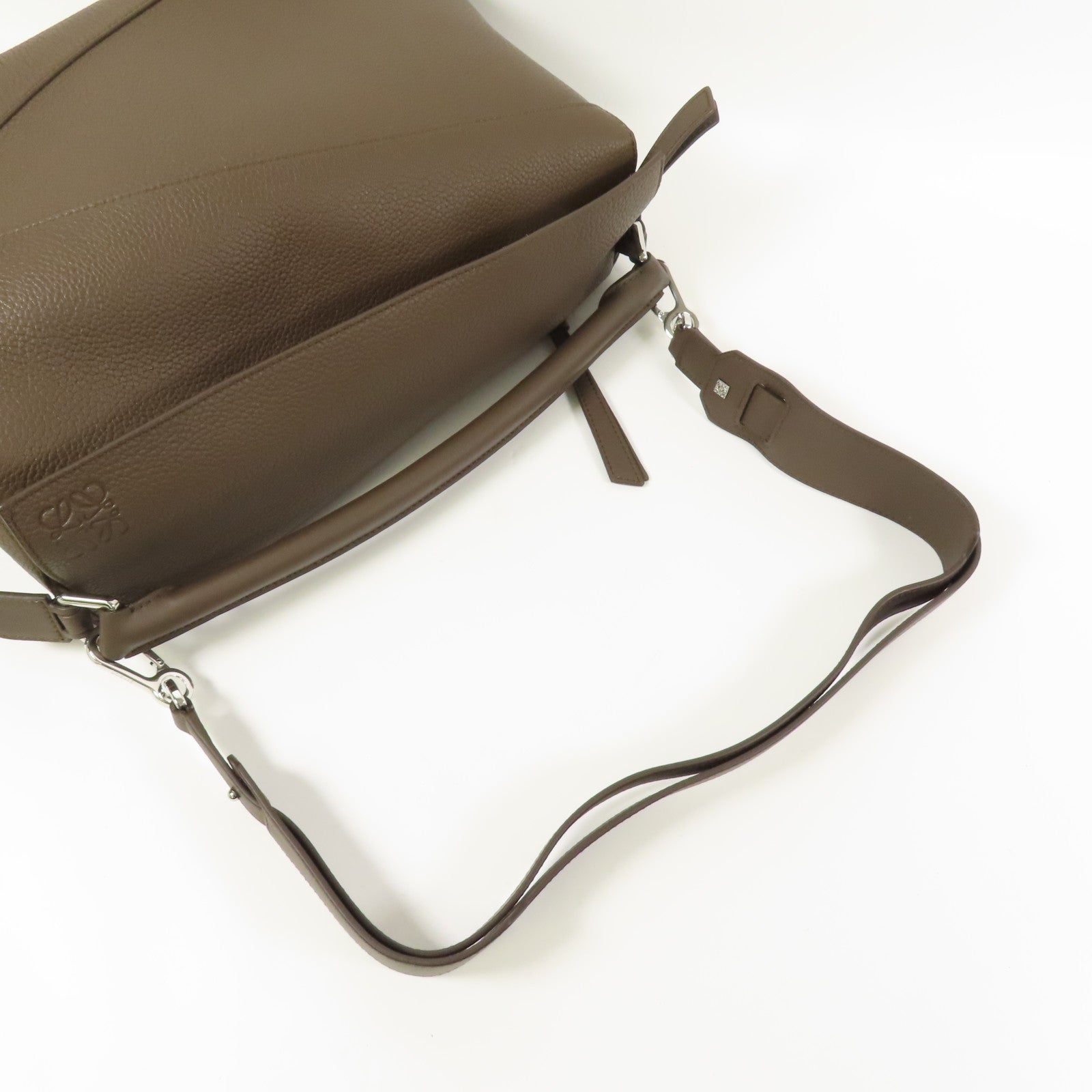 LOEWE 牛皮皮革Large Puzzle Edge銀扣手挽肩背兩用袋