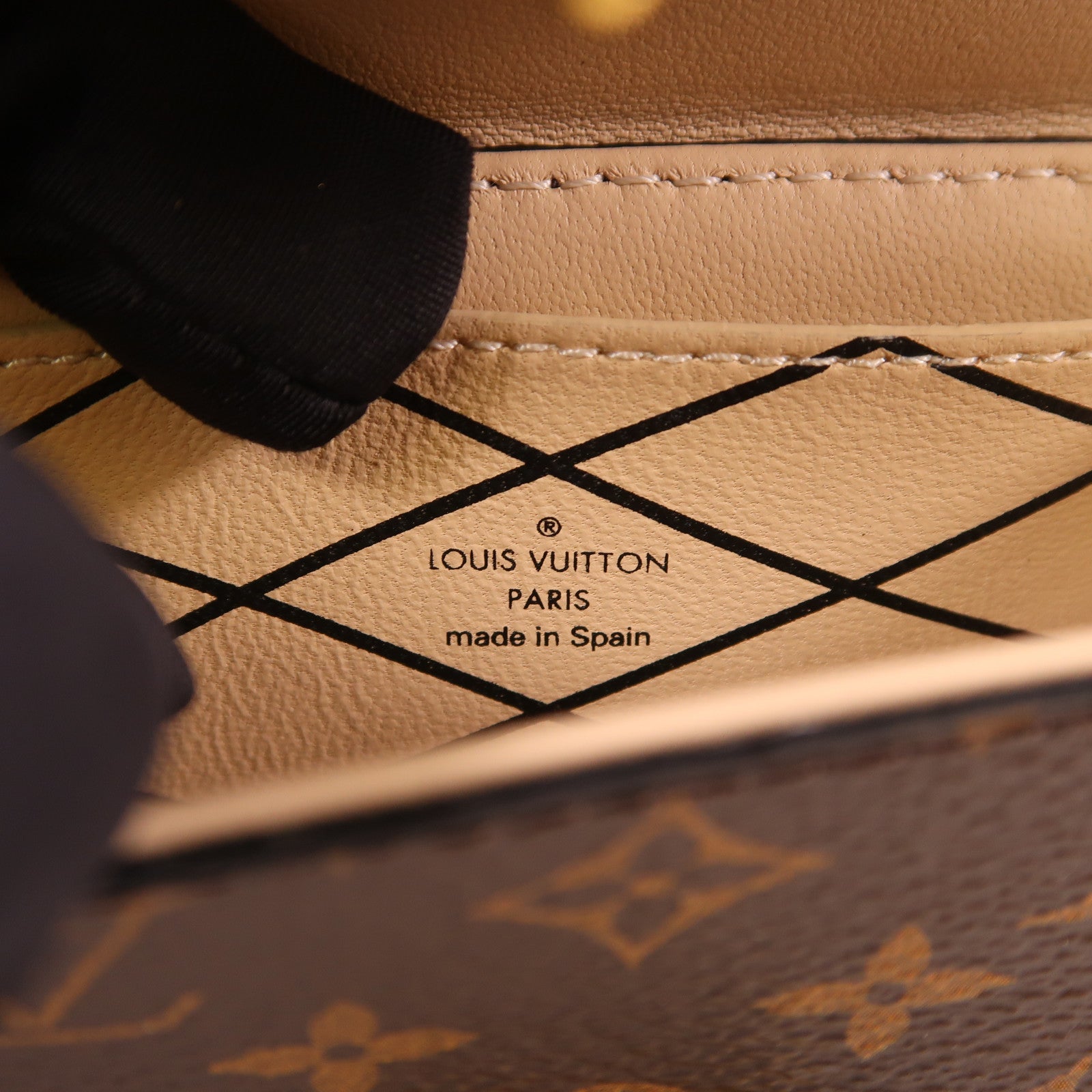 LOUIS VUITTON Monogram Macassar Essential Trunk金扣掛飾