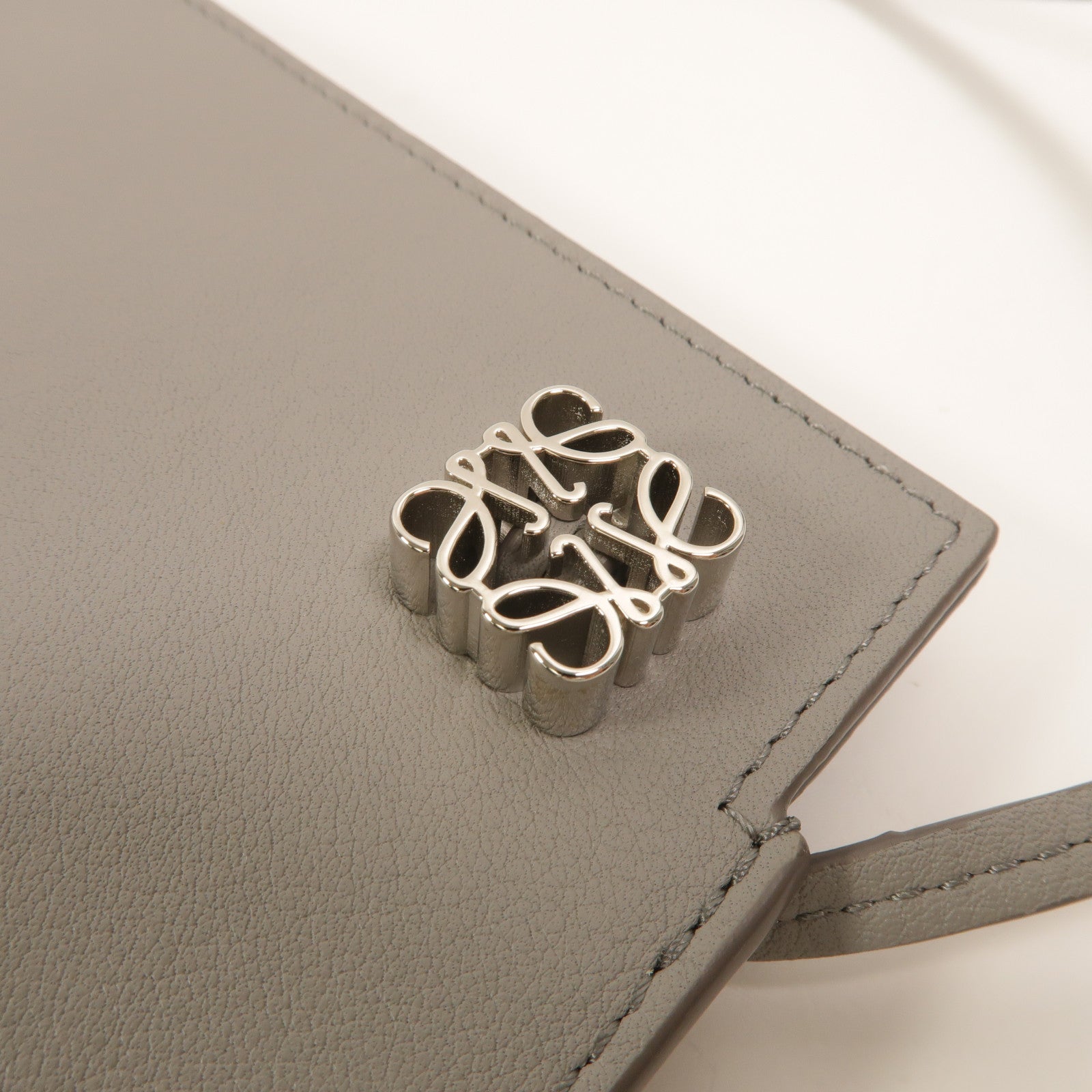 LOEWE 牛皮皮革Dice Pocker肩背袋