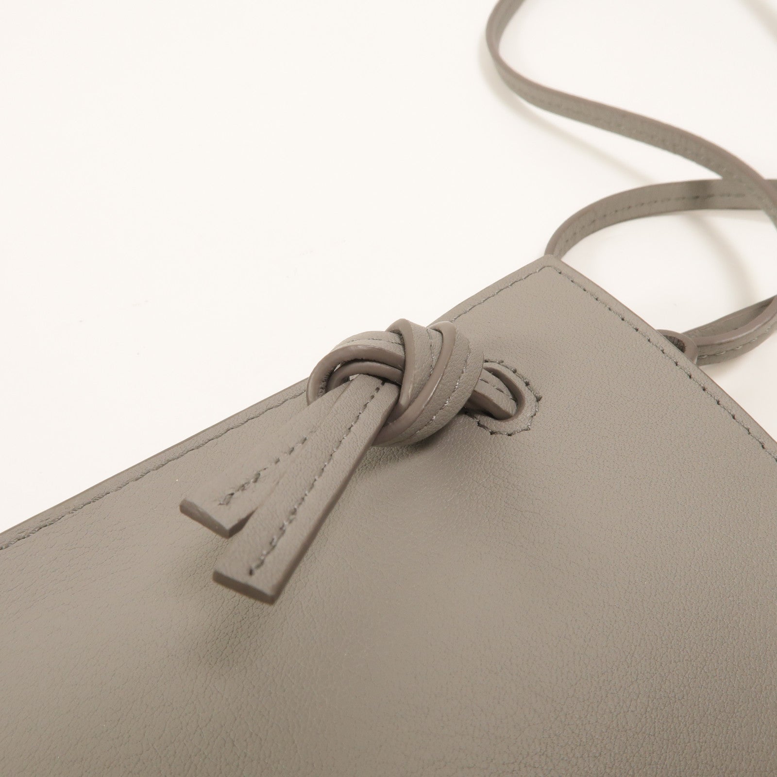 LOEWE 牛皮皮革Dice Pocker肩背袋