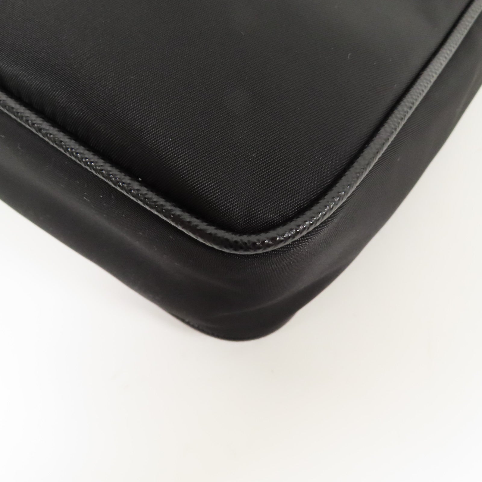 PRADA 尼龍/Saffiano皮革Re-Nylon and Saffiano Shoulder Bag銀扣肩背袋