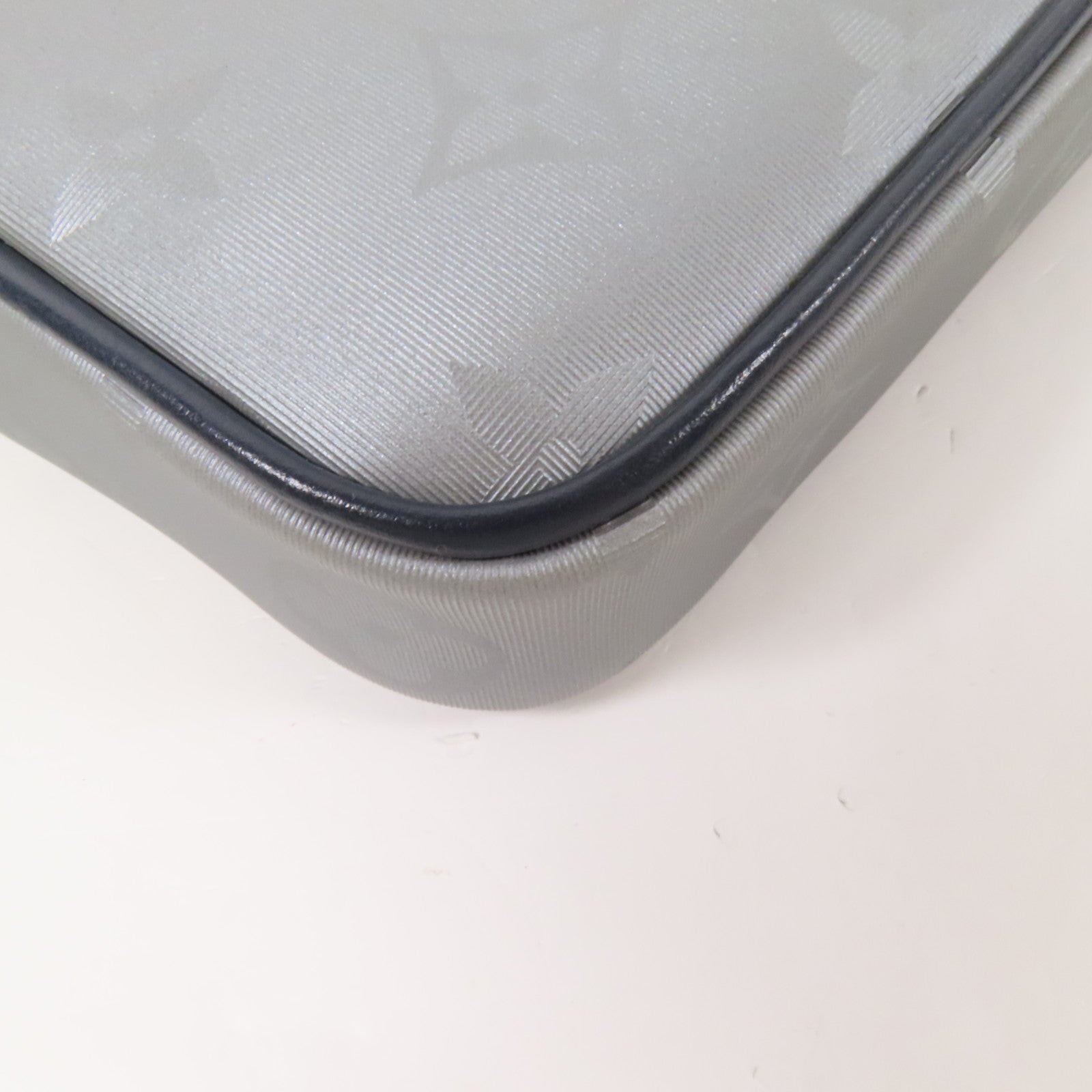 LOUIS VUITTON 塗層帆布Satellite Alpha銀扣手拿包