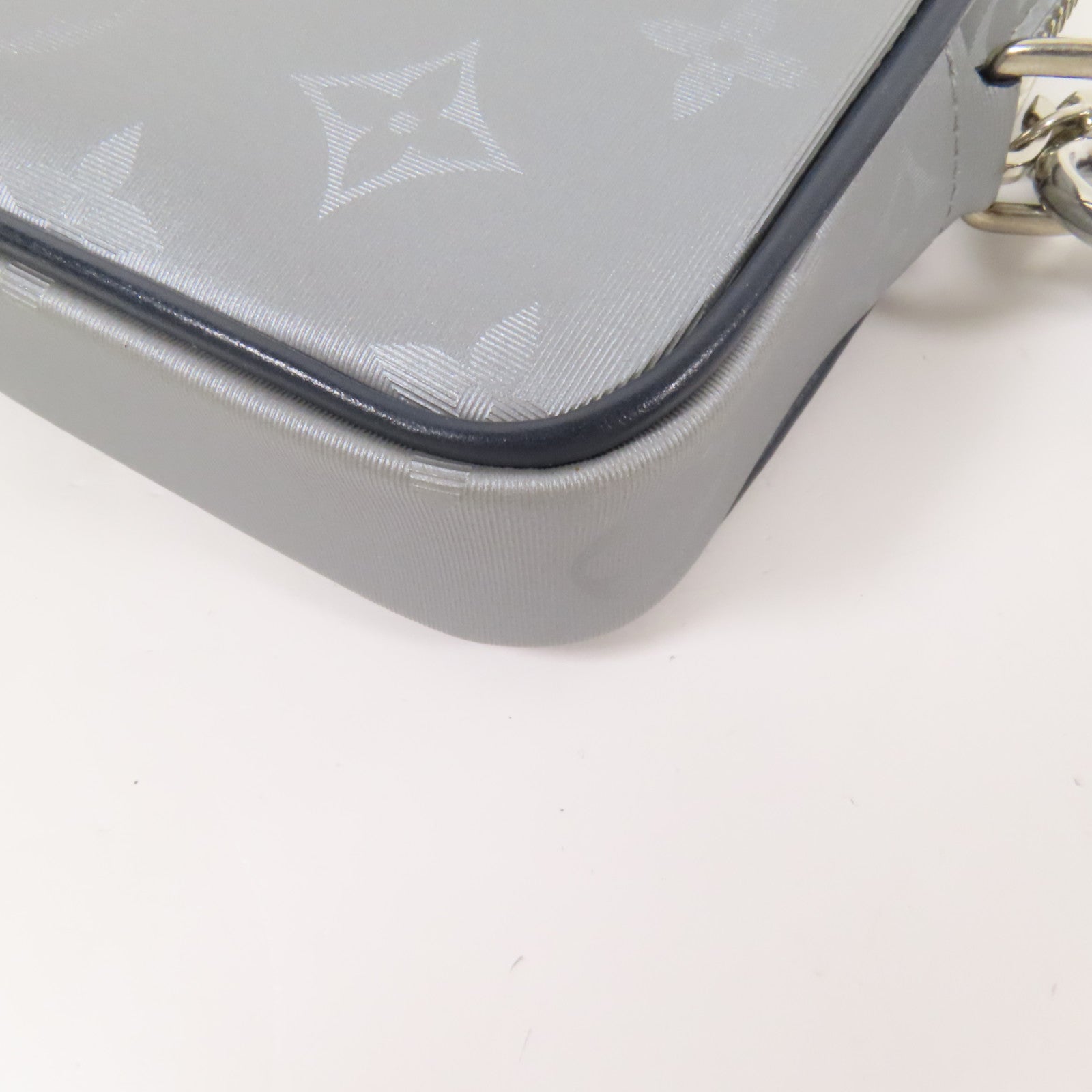 LOUIS VUITTON 塗層帆布Satellite Alpha銀扣手拿包