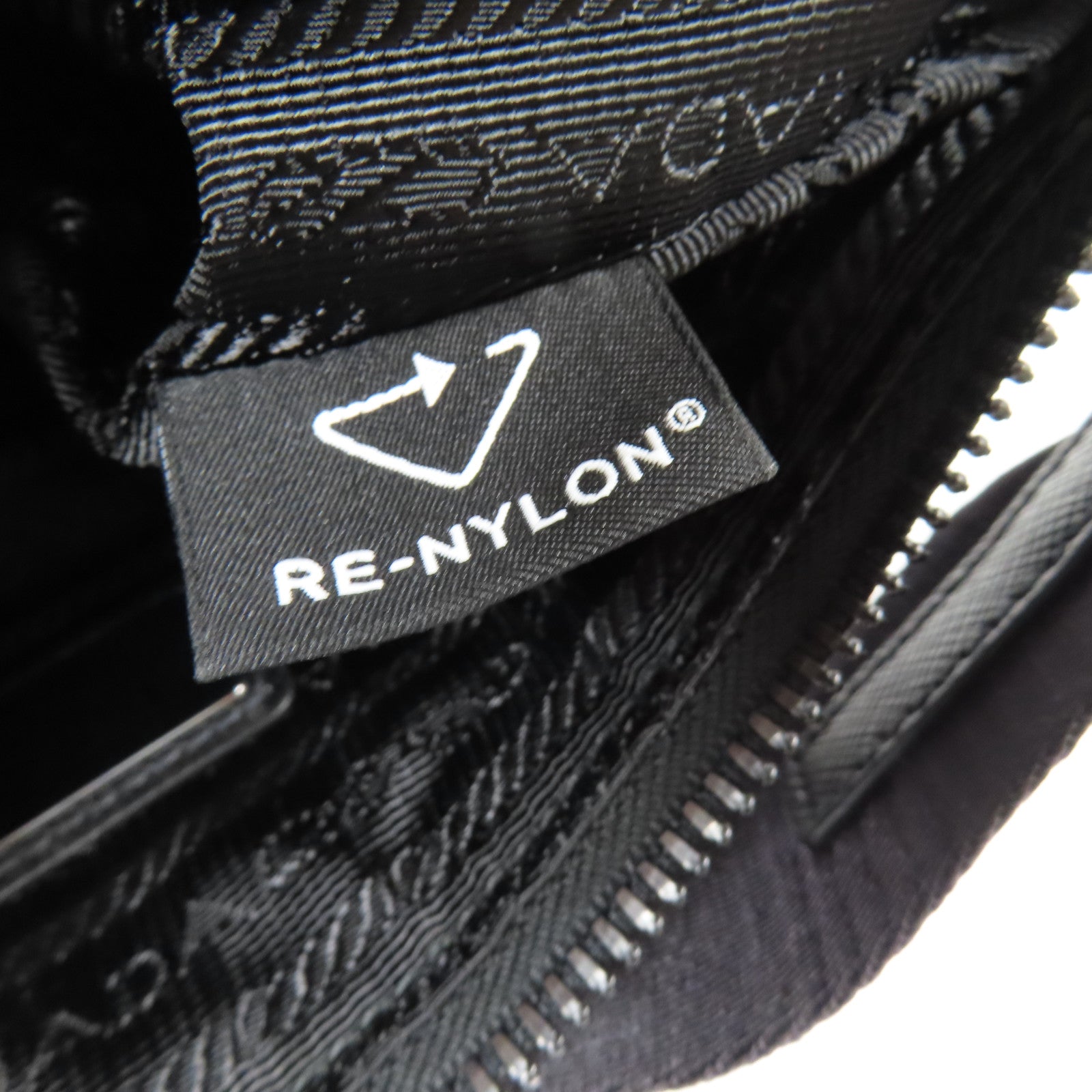 PRADA 尼龍/Saffiano皮革Re-Nylon and Saffiano Shoulder Bag銀扣肩背袋