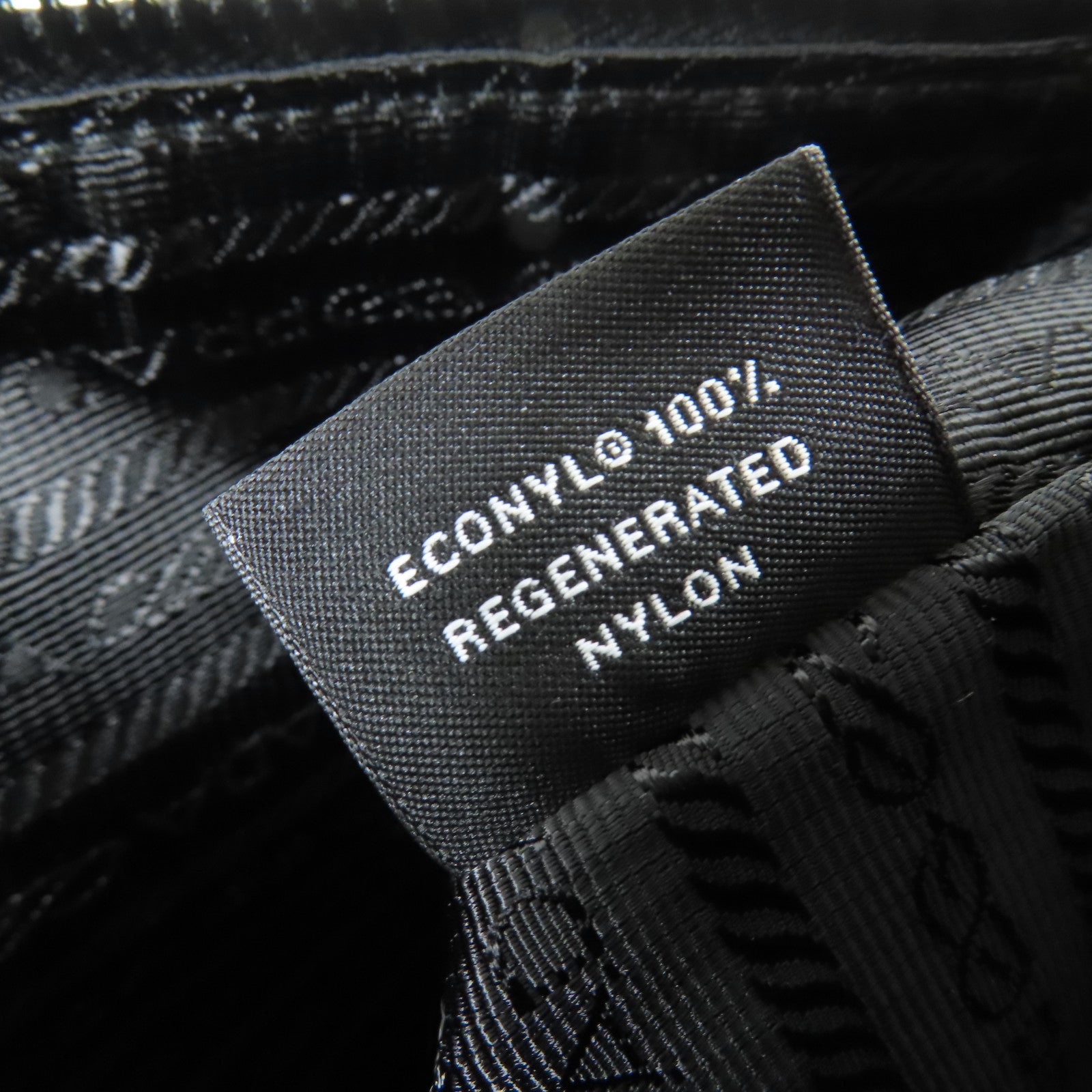 PRADA 尼龍/Saffiano皮革Re-Nylon and Saffiano Shoulder Bag銀扣肩背袋