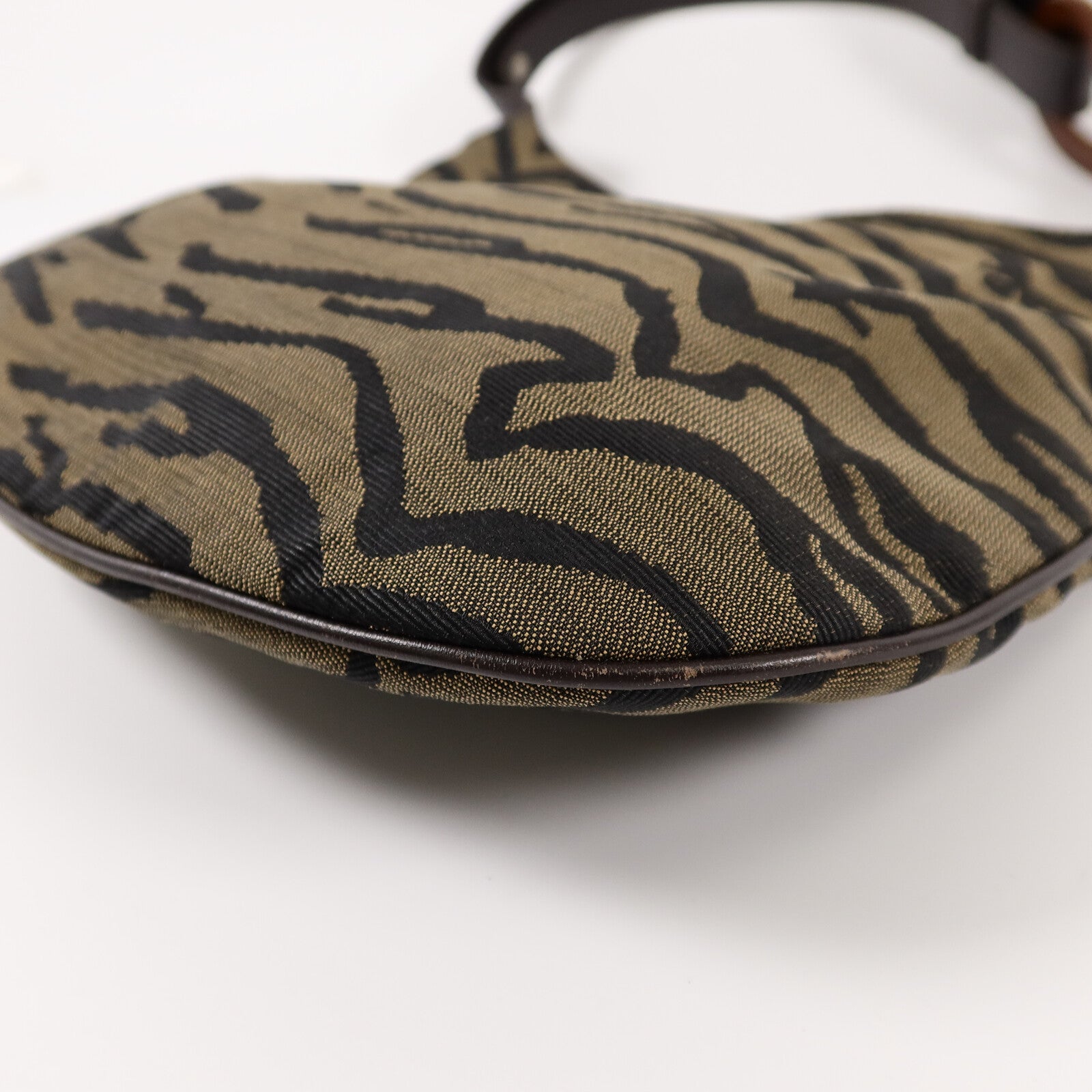 FENDI 帆布Oyster Bag肩背袋