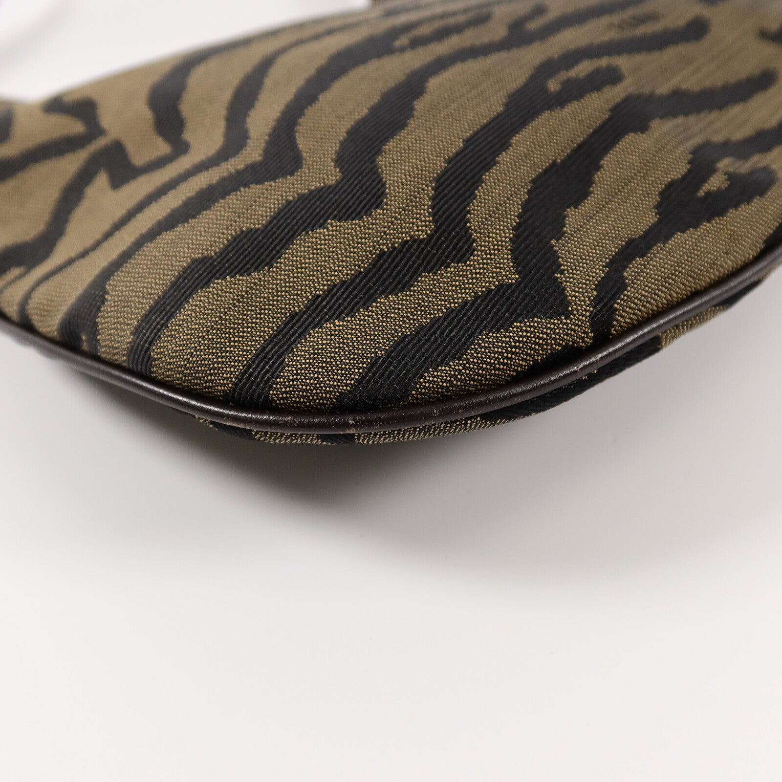 FENDI 帆布Oyster Bag肩背袋