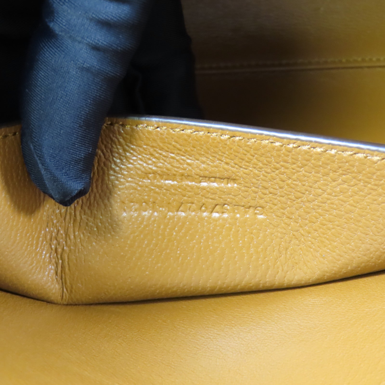 YVES SAINT LAURENT 牛皮皮革Manhattan Small金扣肩背袋