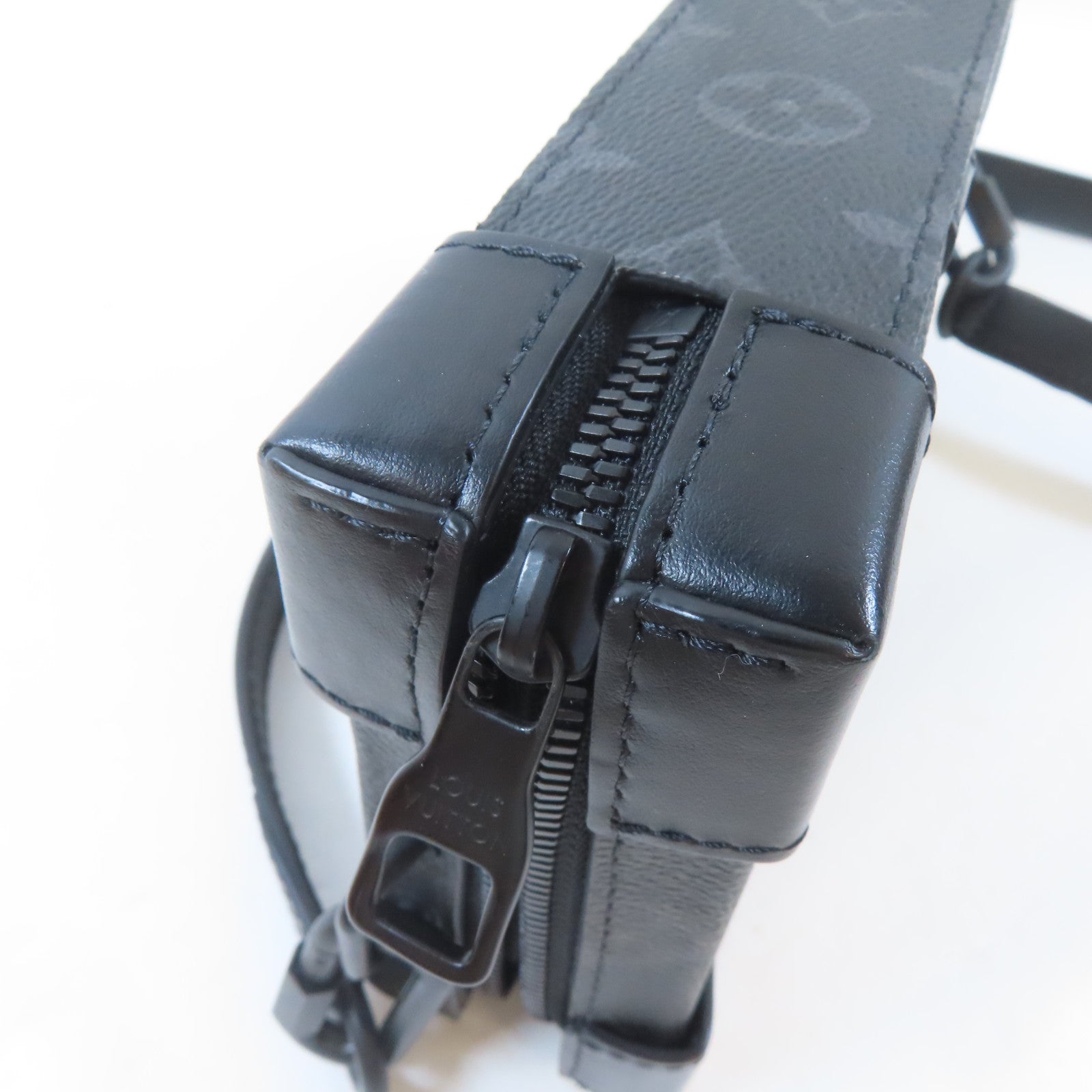 LOUIS VUITTON Monogram Eclipse Soft Trunk Wallet肩背袋黑色