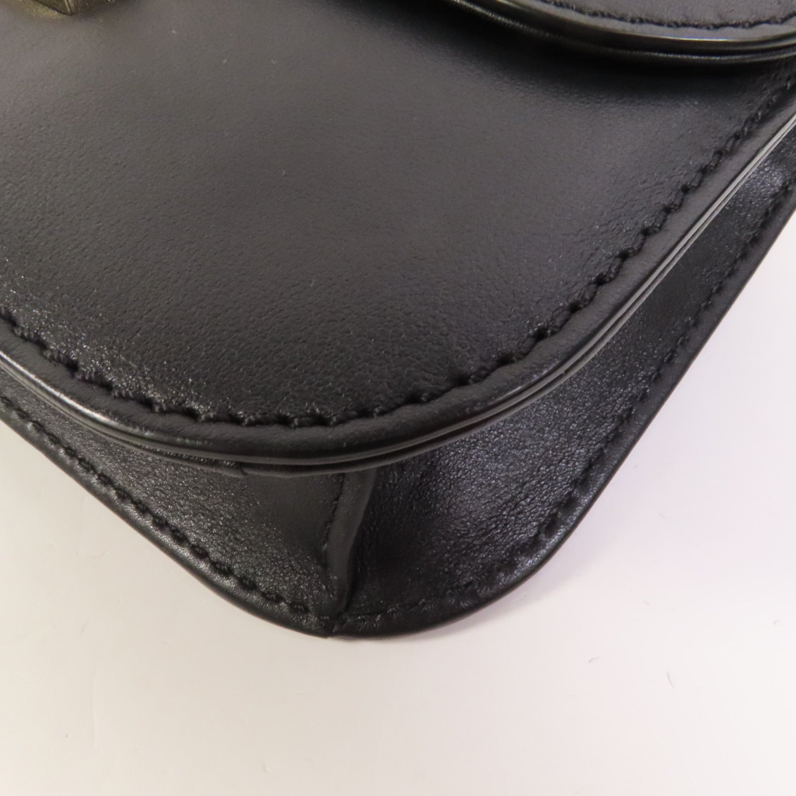 Valentino 牛皮皮革Mini Rockstud Glam Lock金扣肩背袋