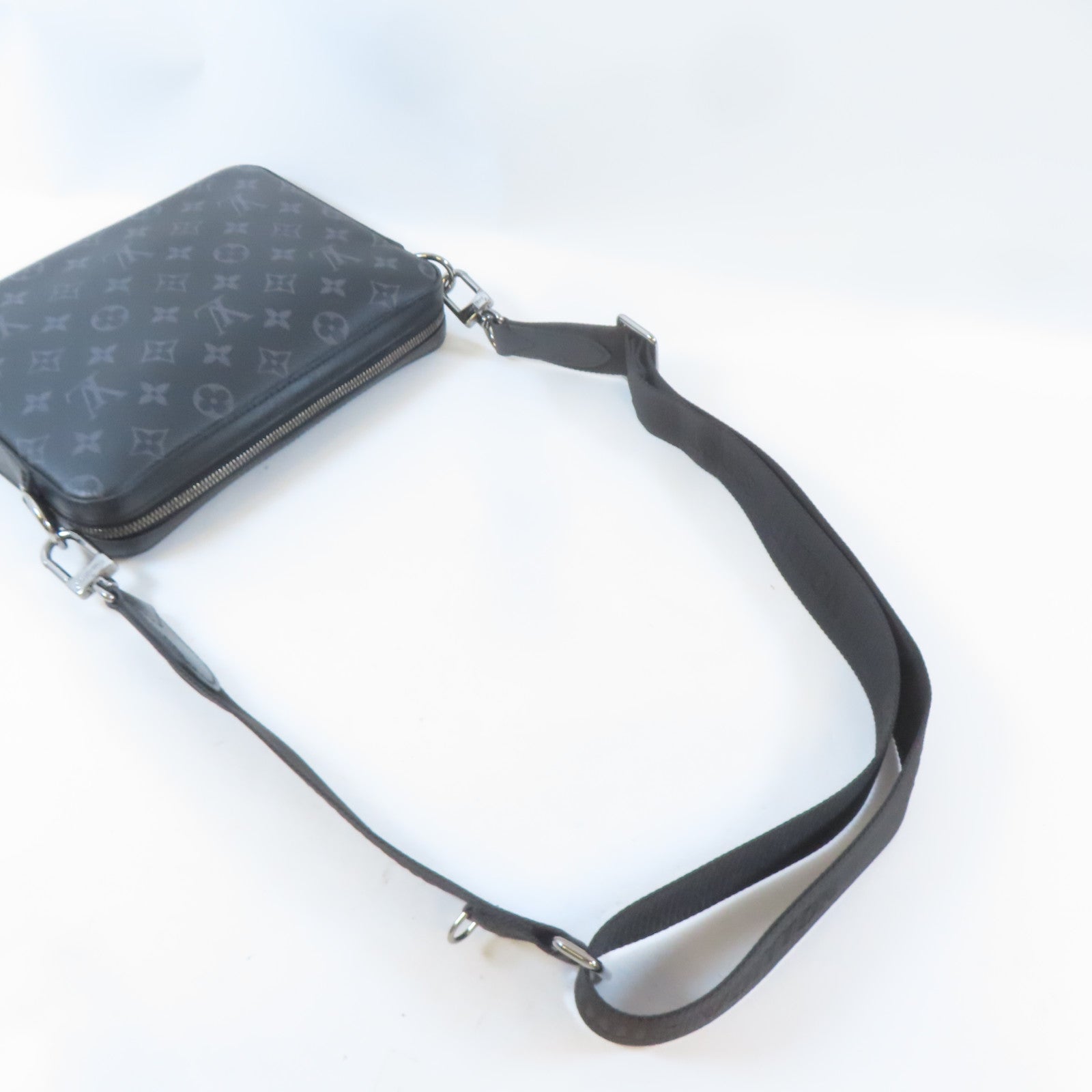 LOUIS VUITTON Monogram Eclipse Reverse Trio Messenger銀扣肩背袋黑色