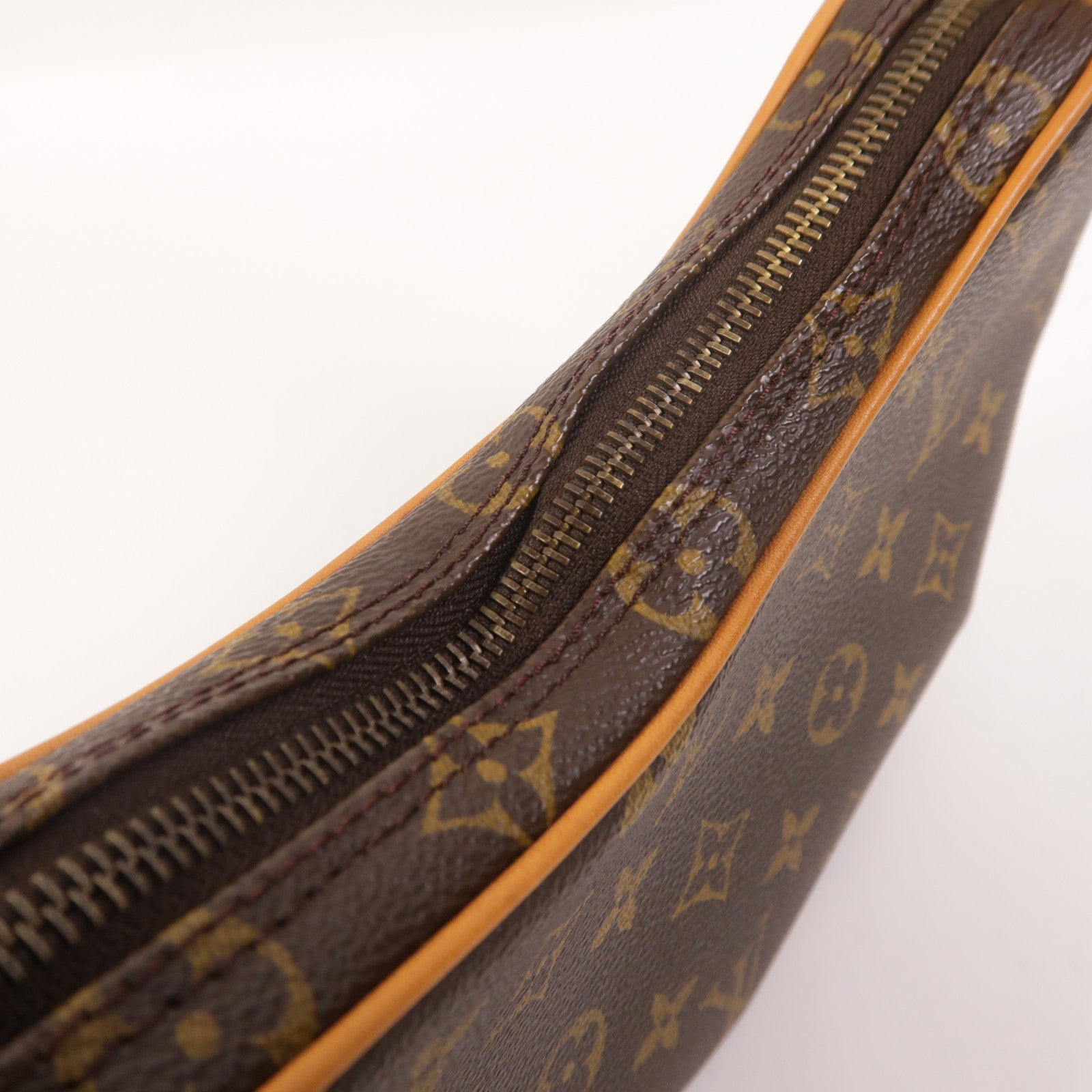 LOUIS VUITTON Monogram Pochette Croissant金扣肩背袋棕色