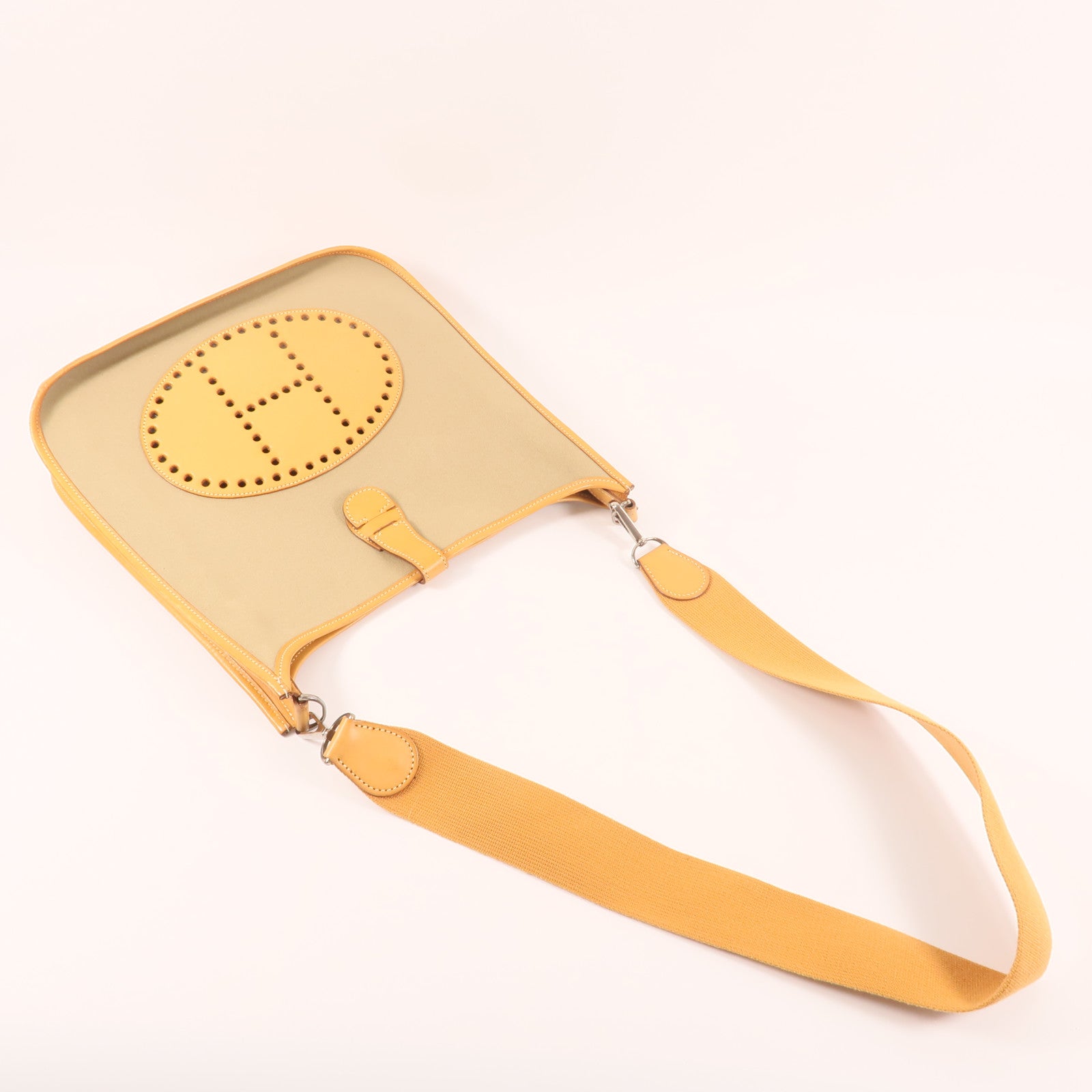 HERMES 帆布Evelyne PM銀扣肩背袋