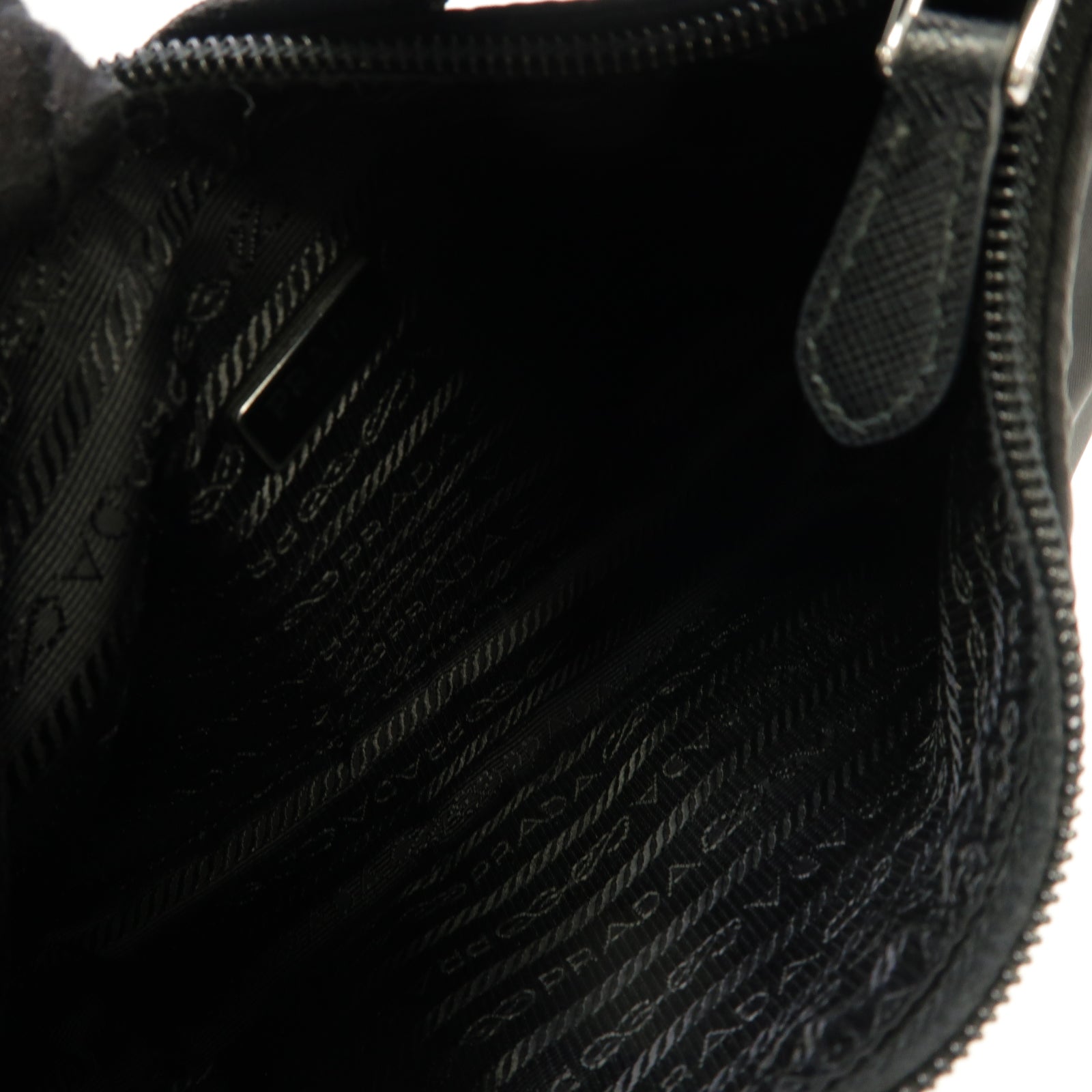 PRADA 尼龍Re-Edition 2000 Mini Bag銀扣肩背袋黑色