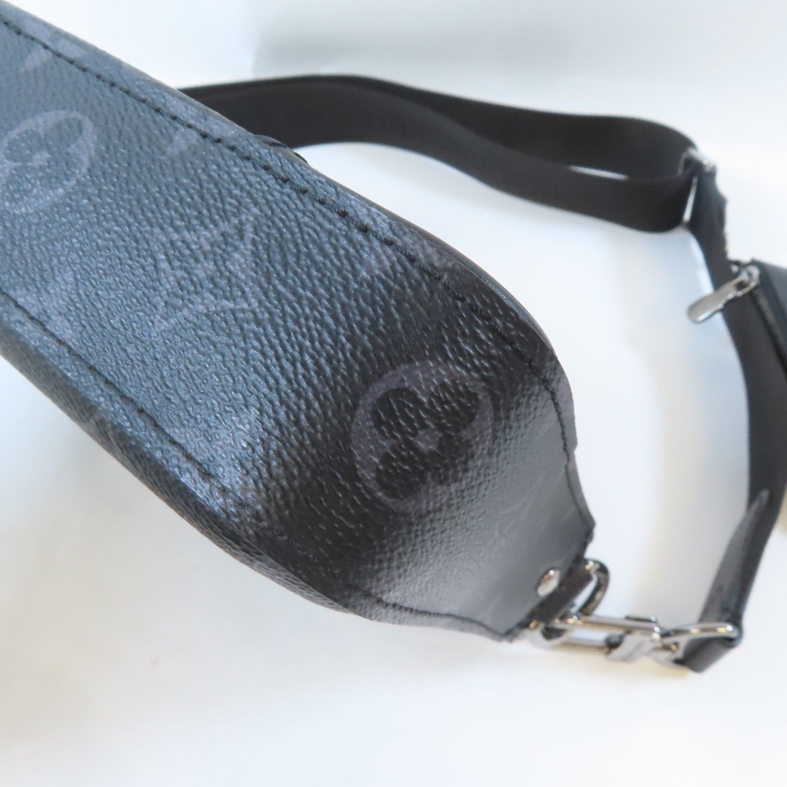 LOUIS VUITTON Monogram Eclipse Reverse Trio Messenger銀扣肩背袋黑色