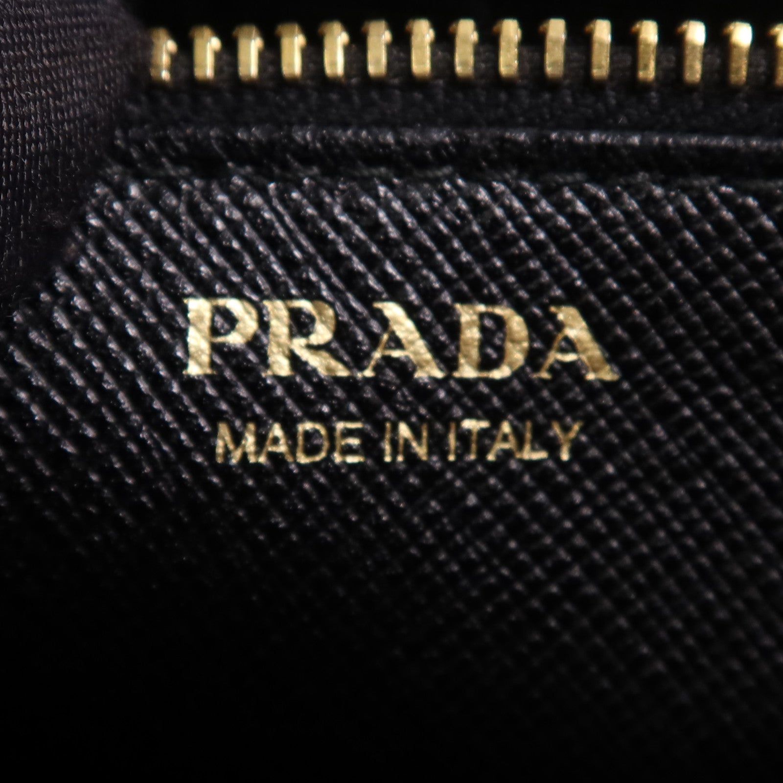 PRADA 牛皮皮革Phone Case金扣鏈帶肩背袋