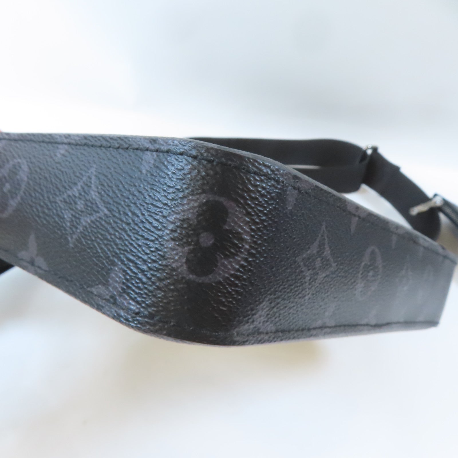 LOUIS VUITTON Monogram Eclipse Reverse Trio Messenger銀扣肩背袋黑色