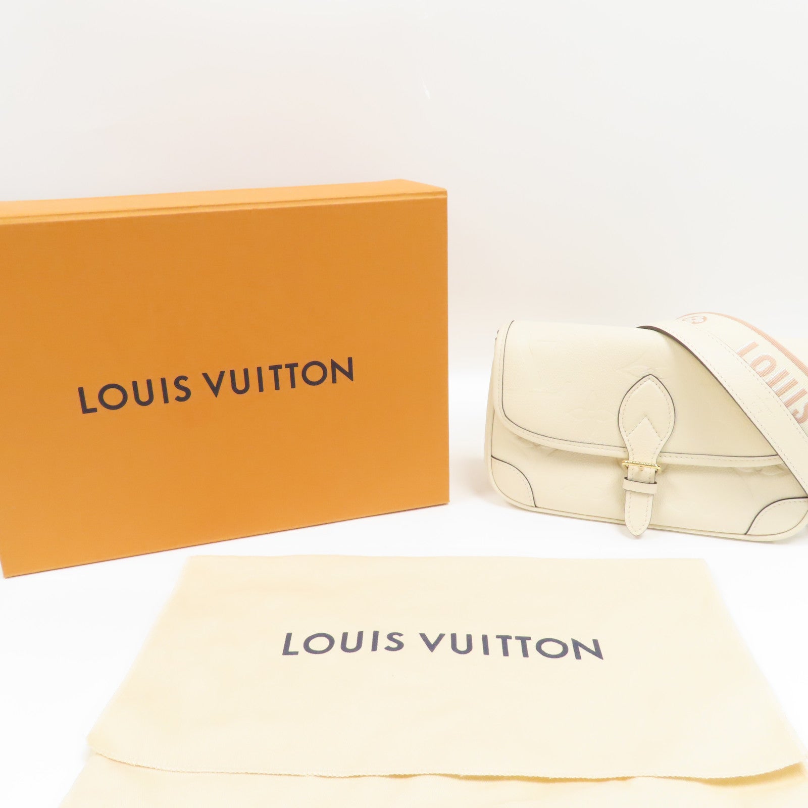 LOUIS VUITTON Monogram Empreinte Diane金扣肩背袋白色