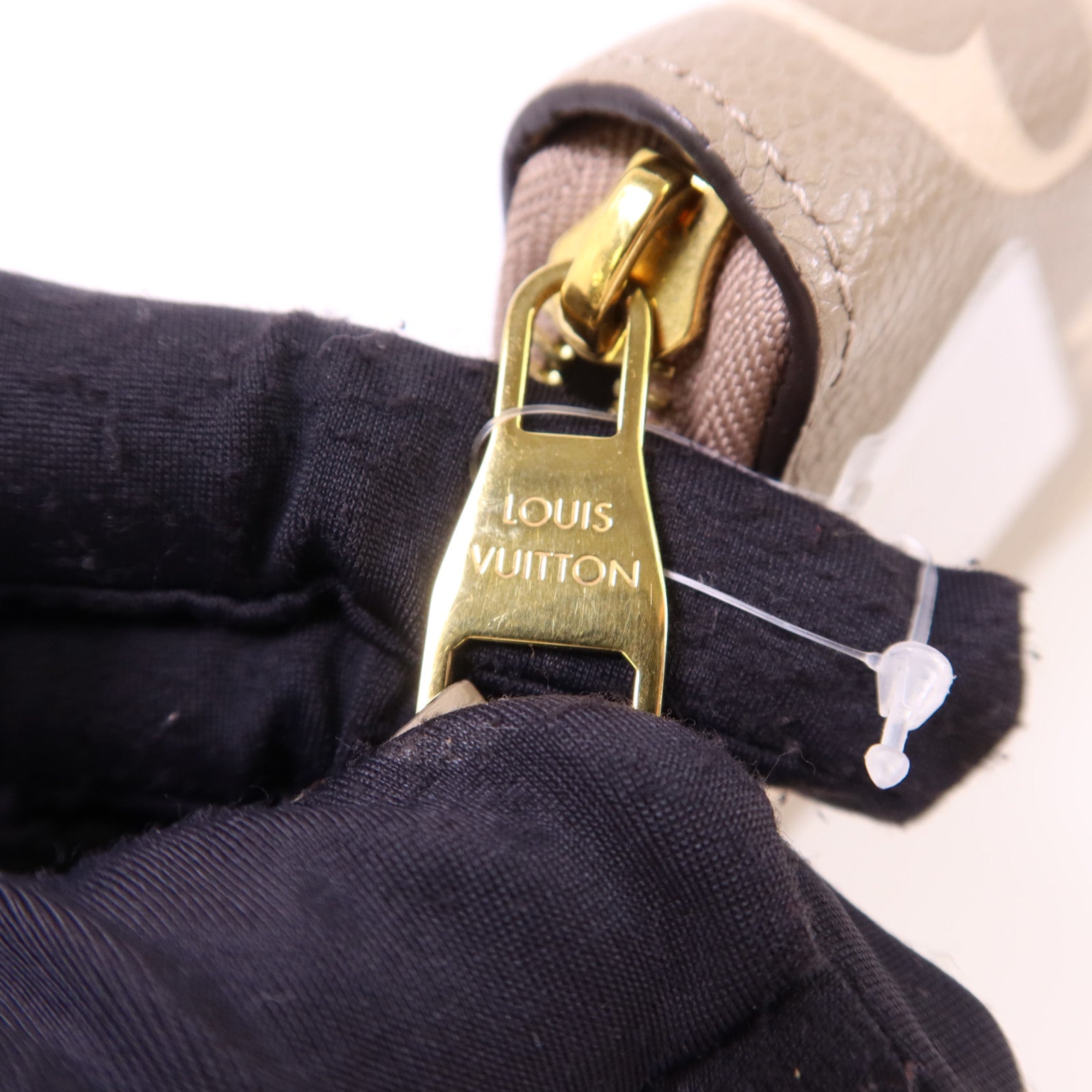 LOUIS VUITTON Monogram Empreinte Long Round Wallet金扣長錢包