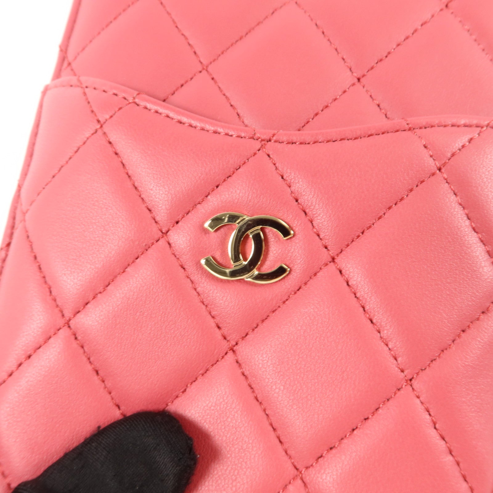 CHANEL 羊皮皮革Classic Phone Pouch With Zipper小袋