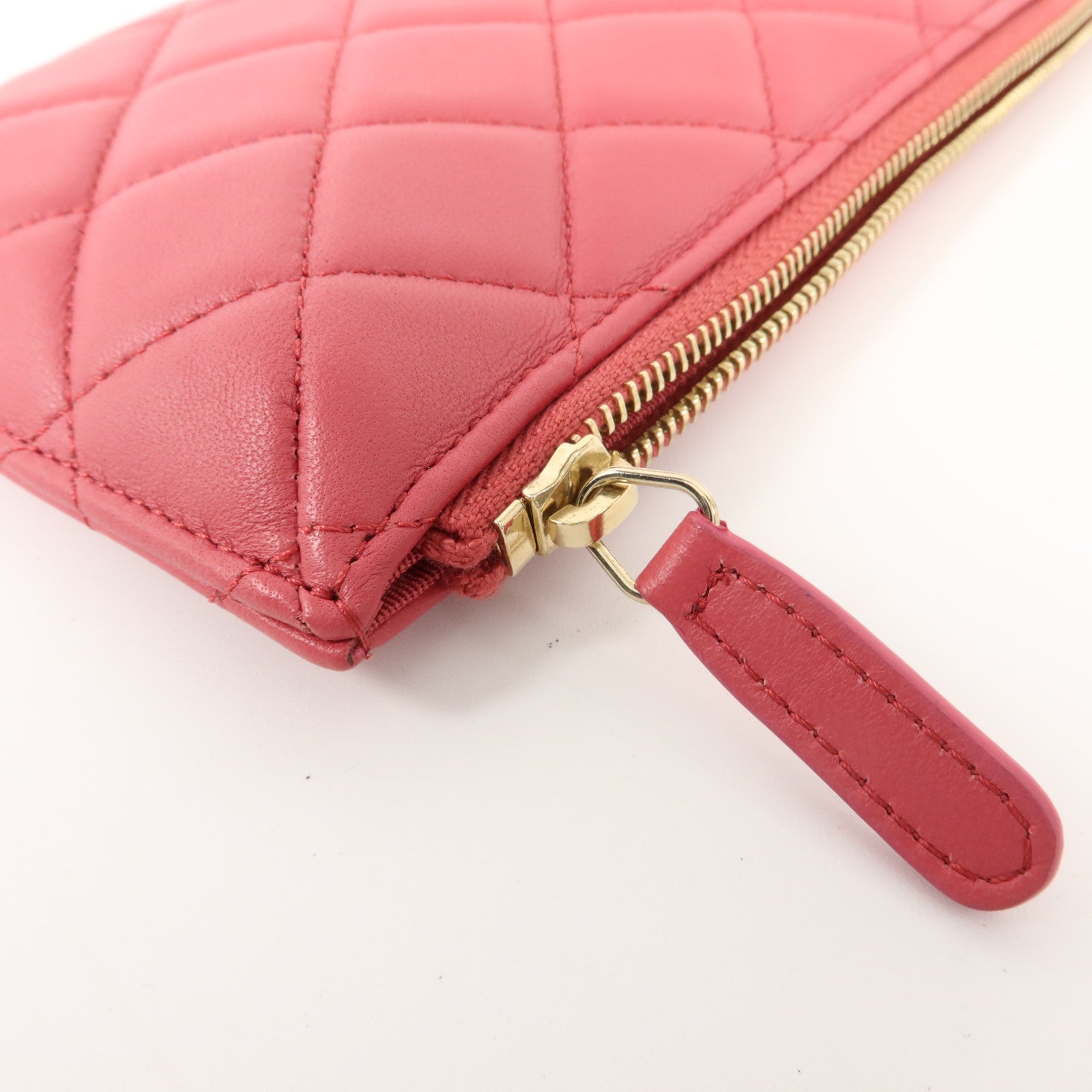 CHANEL 羊皮皮革Classic Phone Pouch With Zipper小袋