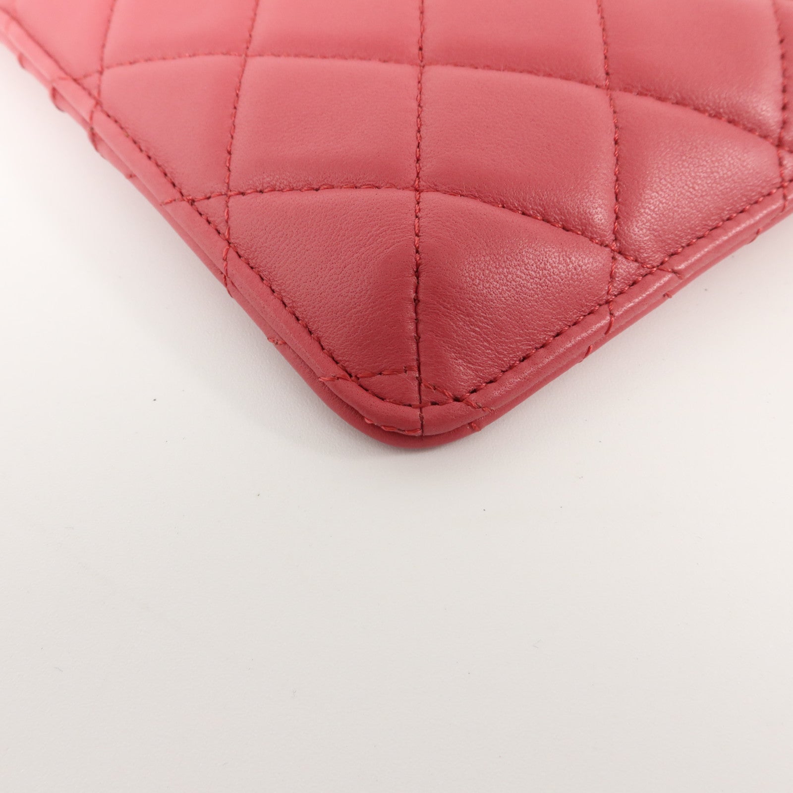 CHANEL 羊皮皮革Classic Phone Pouch With Zipper小袋