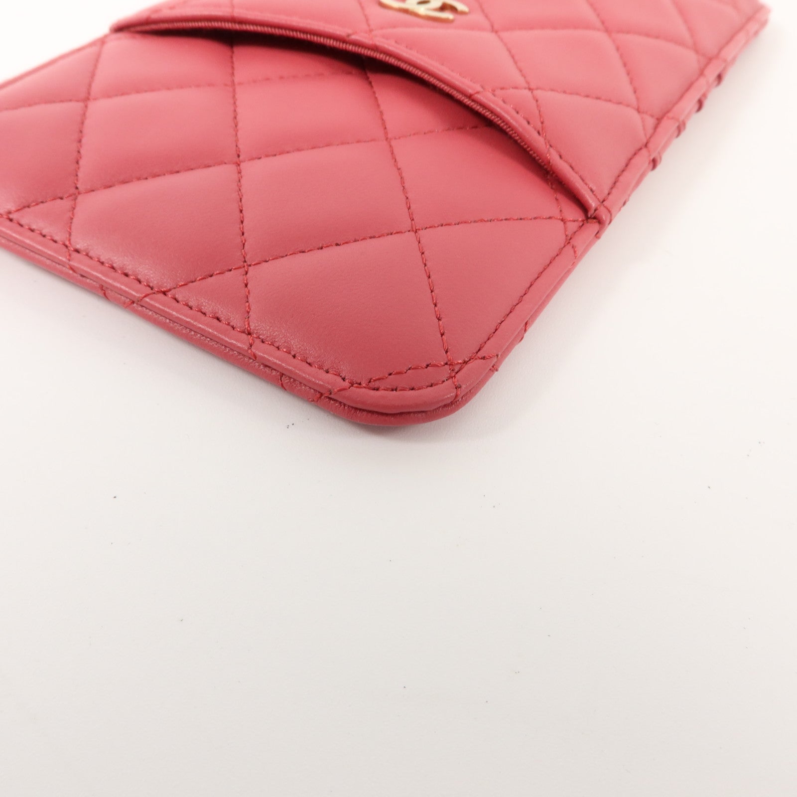 CHANEL 羊皮皮革Classic Phone Pouch With Zipper小袋