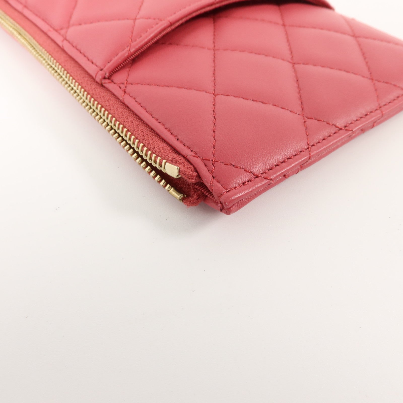 CHANEL 羊皮皮革Classic Phone Pouch With Zipper小袋
