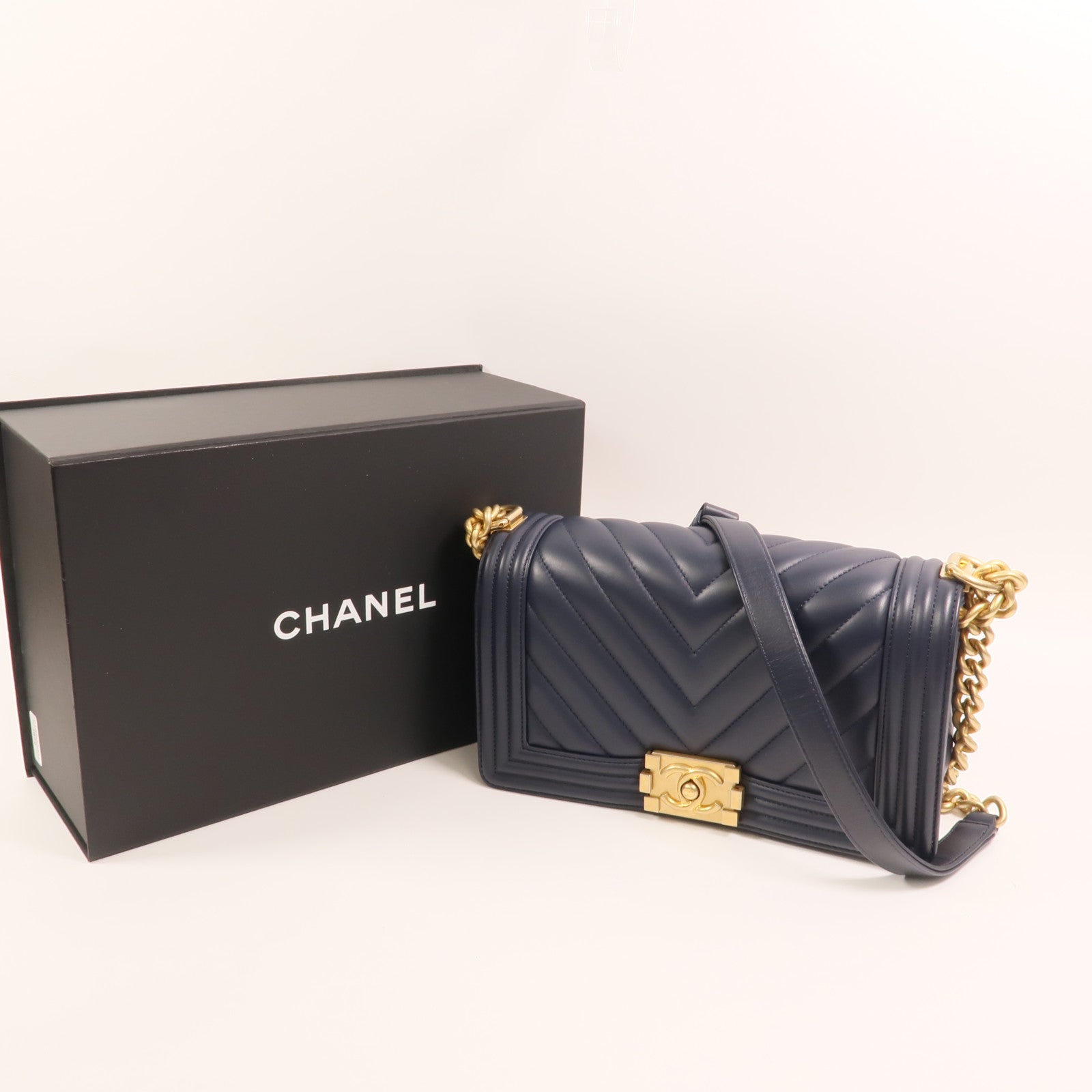 CHANEL 羊皮皮革Boy 25金扣鏈帶肩背袋