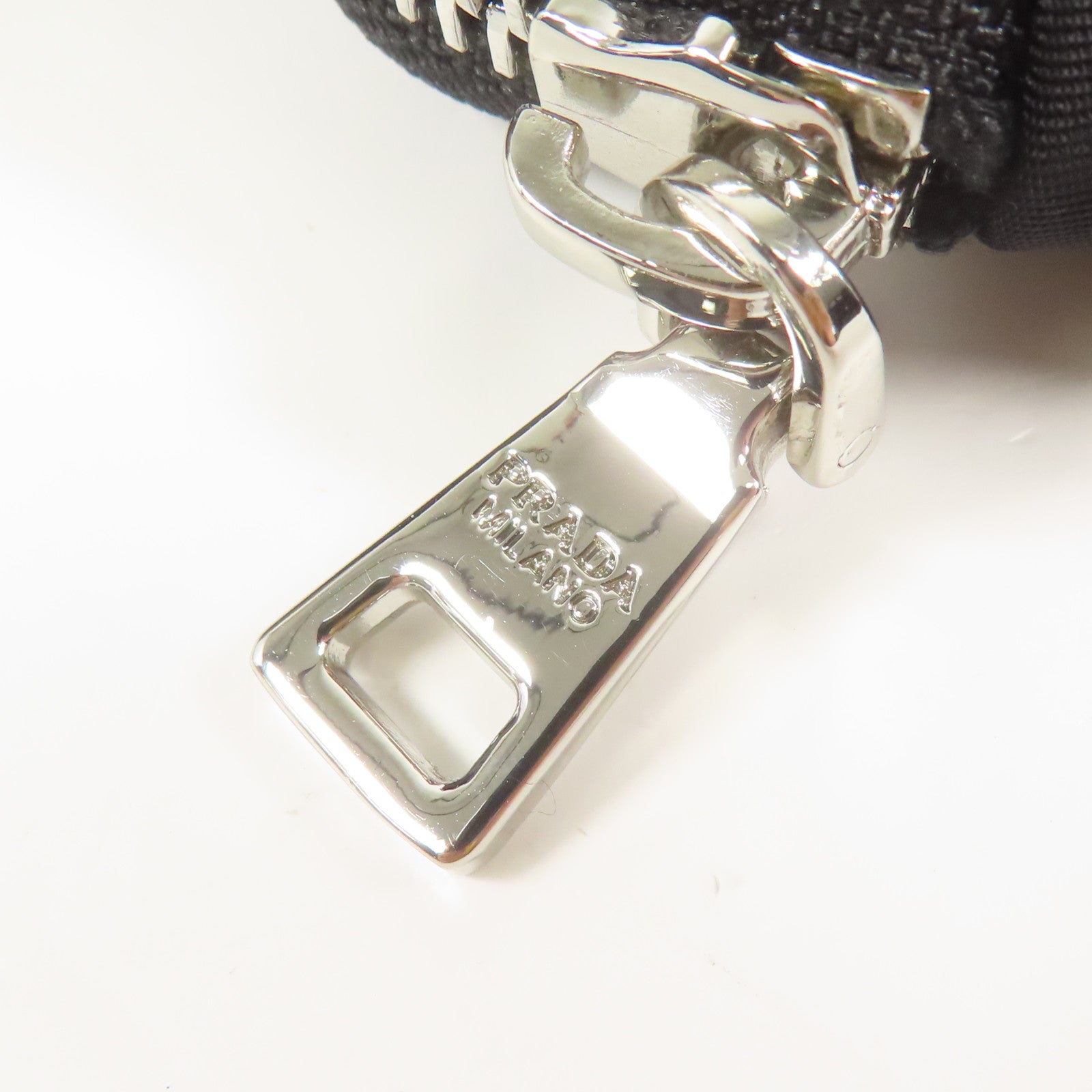 PRADA 牛皮皮革Shoulder Bag銀扣肩背袋