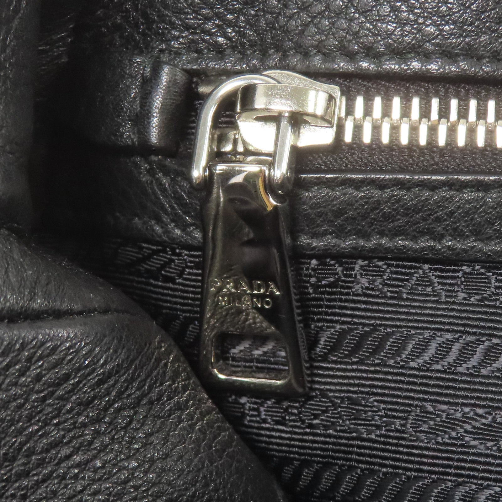 PRADA 牛皮皮革Shoulder Bag銀扣肩背袋