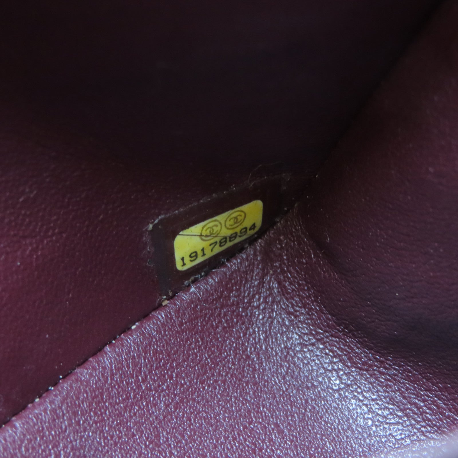CHANEL 菱格Caviar皮革Classic Flap 25銀扣鏈帶肩背袋黑色