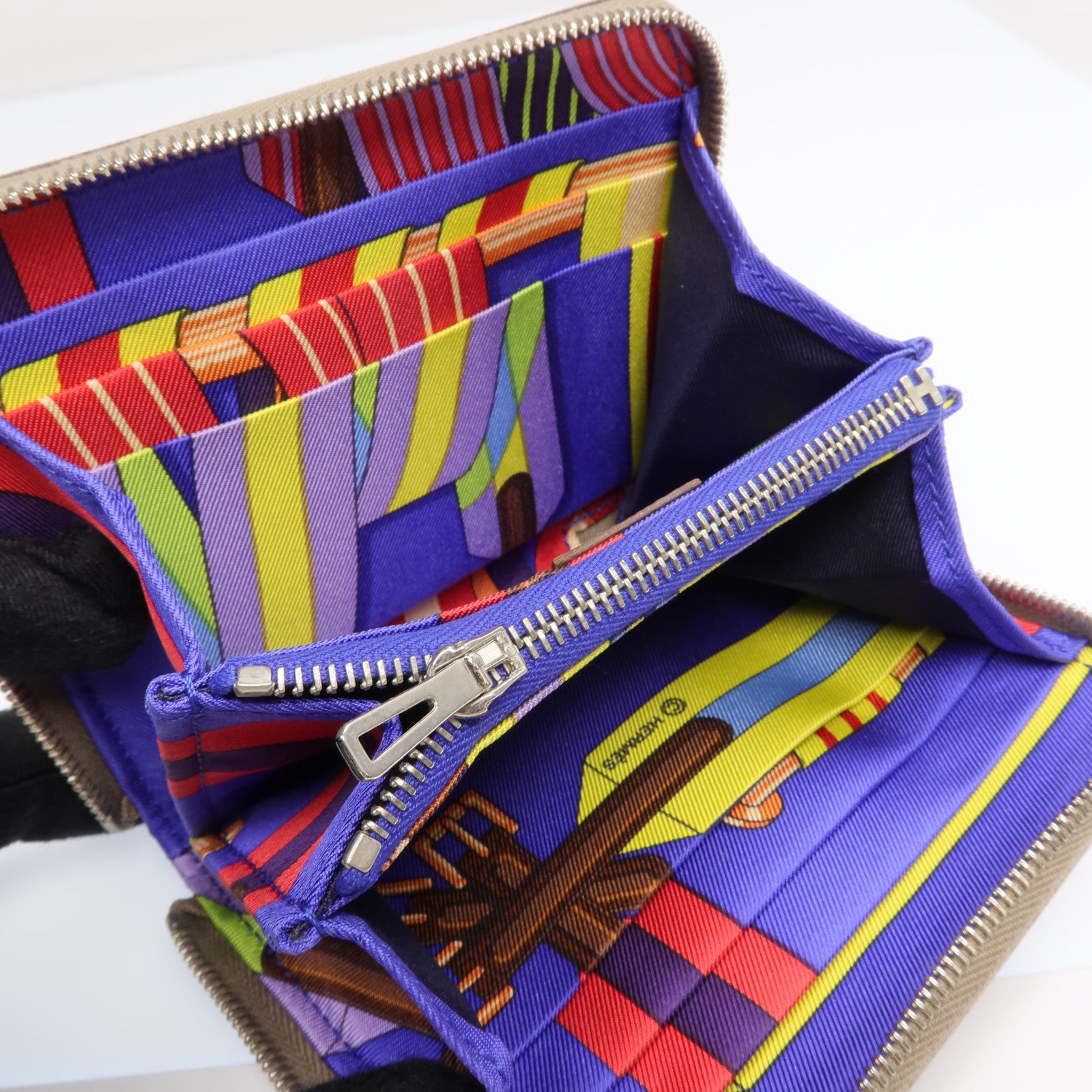 HERMES Epsom皮革Silk In Compact銀扣錢包Etoupe