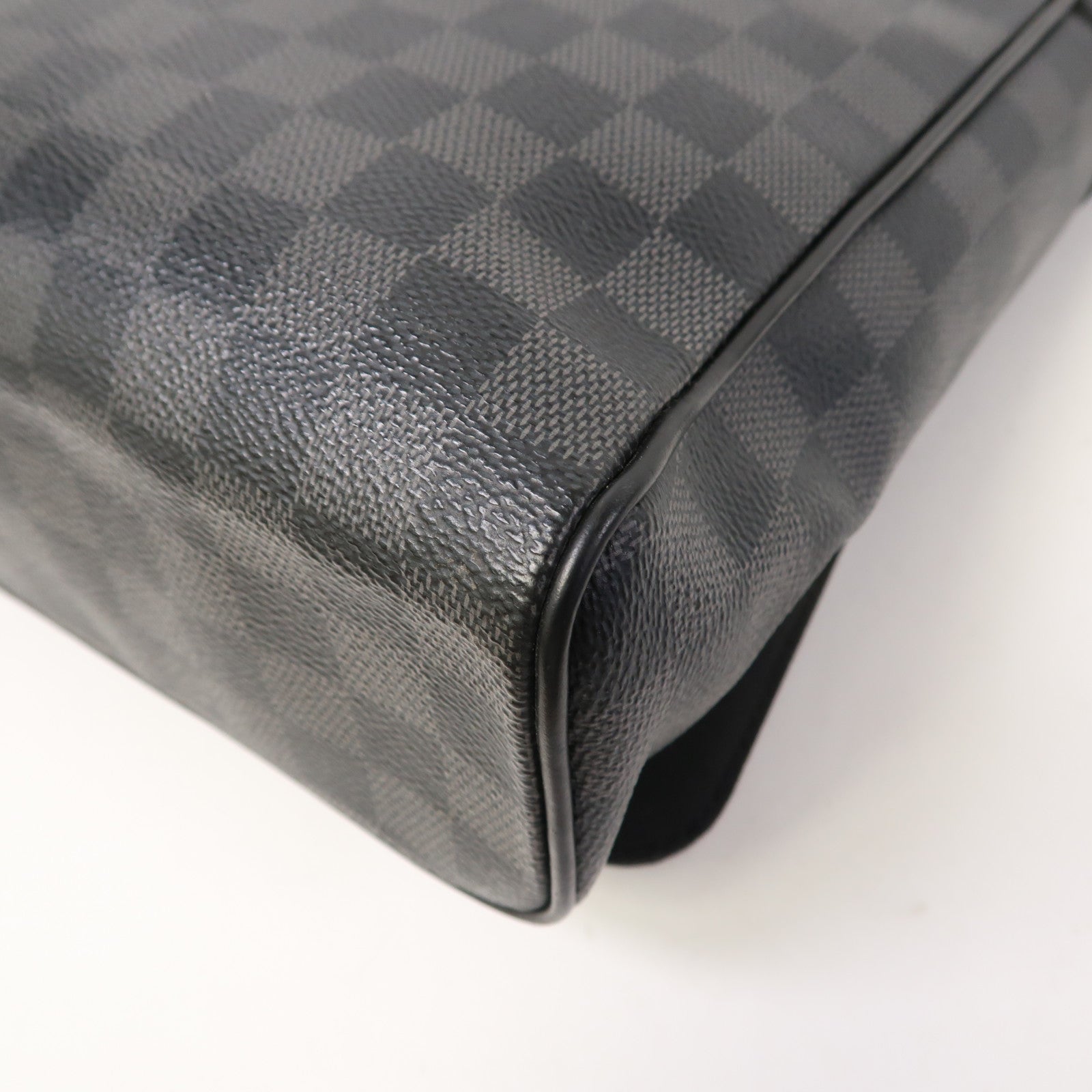 LOUIS VUITTON 【激減優惠】Damier Graphite District MM銀扣肩背袋黑色