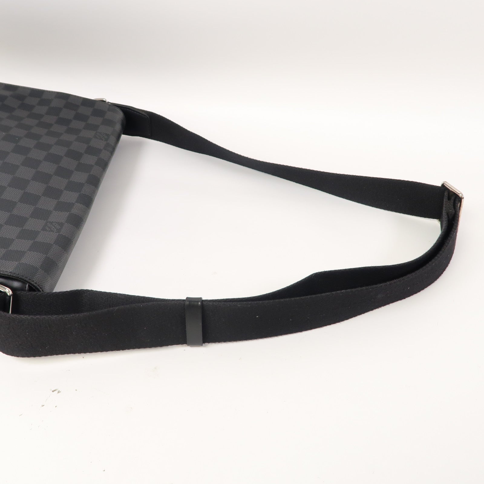 LOUIS VUITTON 【激減優惠】Damier Graphite District MM銀扣肩背袋黑色