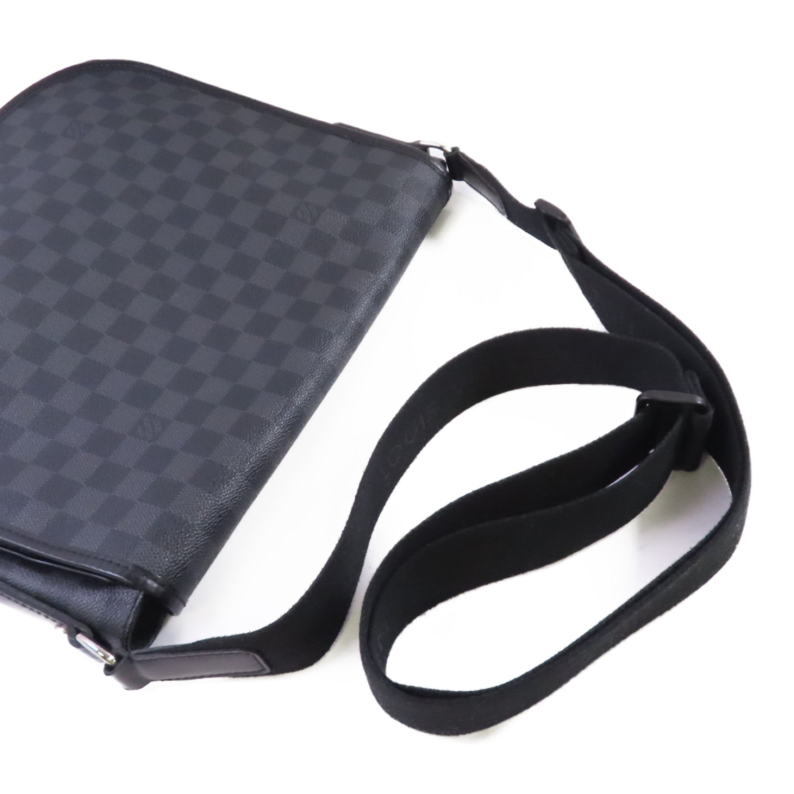 LOUIS VUITTON Damier Graphite Daniel MM Shoulder Bag銀扣肩背袋黑色/灰色