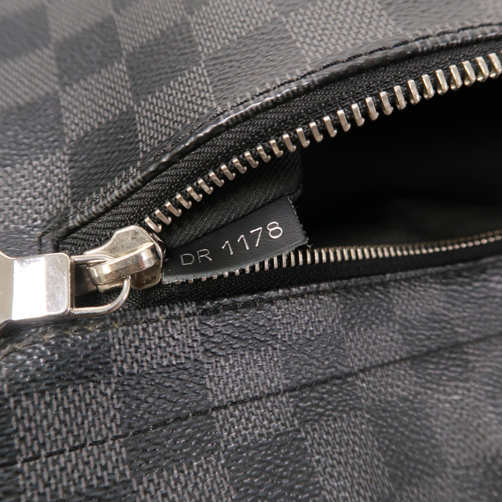 LOUIS VUITTON 【激減優惠】Damier Graphite District MM銀扣肩背袋黑色