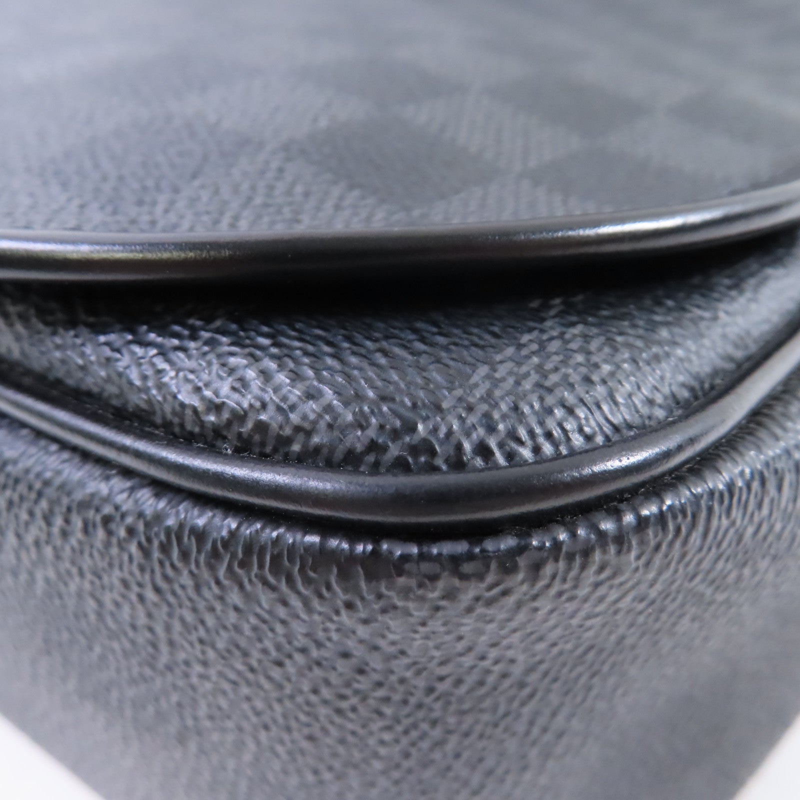 LOUIS VUITTON Damier Graphite Daniel MM Shoulder Bag銀扣肩背袋黑色/灰色