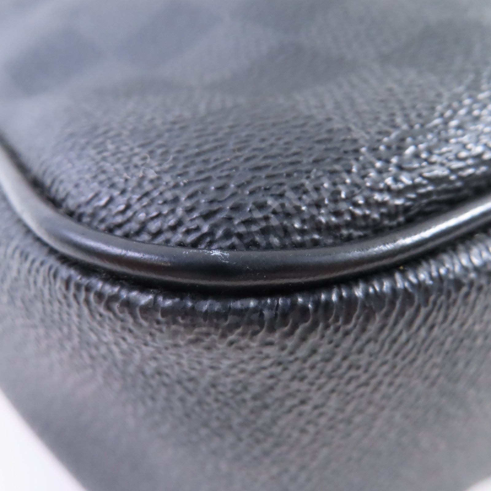 LOUIS VUITTON Damier Graphite Daniel MM Shoulder Bag銀扣肩背袋黑色/灰色